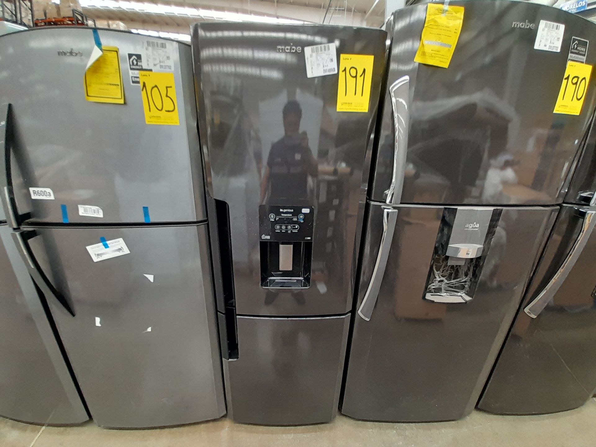 Lote de 1 refrigerador con dispensador de agua Marca MABE, Modelo 751398, Serie 05665, Color NE