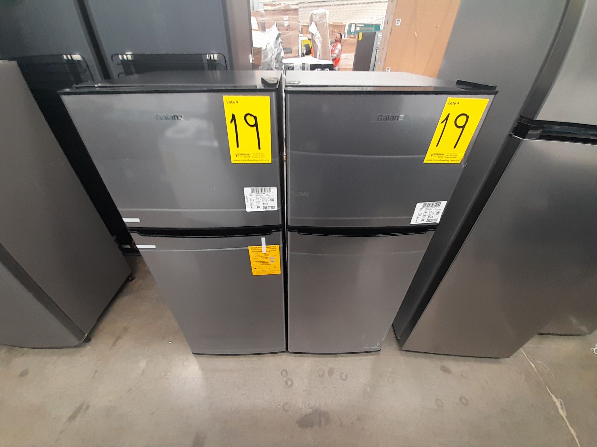 Lote de 2 refrigeradores contiene: 1 refrigerador Marca GALANZ, Modelo GLR55TS1, Serie ND, Colo