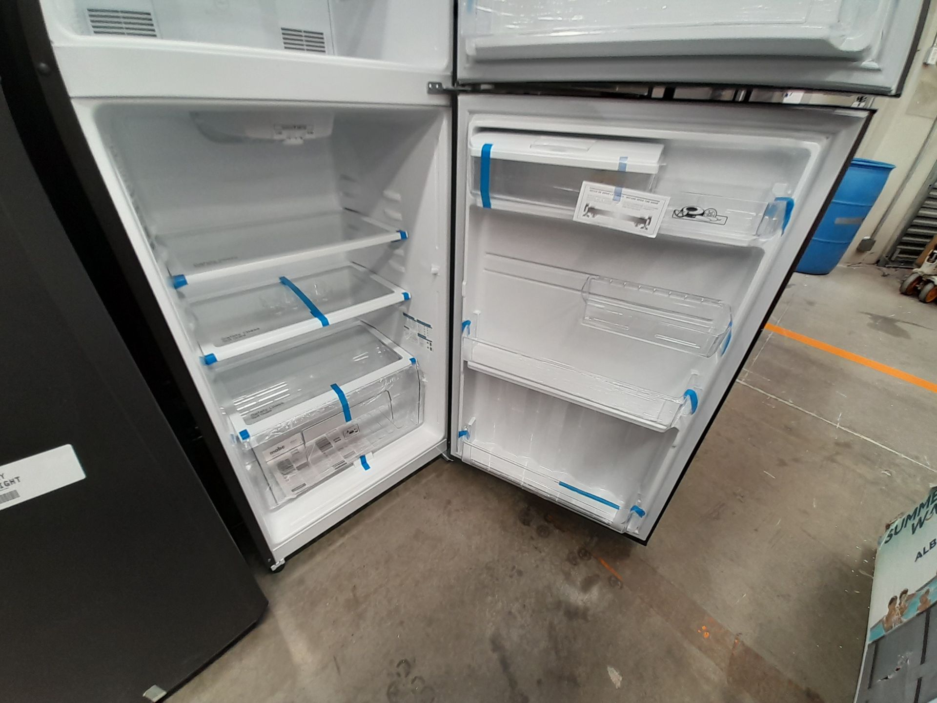 Lote de 2 refrigeradores contiene: 1 refrigerador con dispensador de agua Marca MABE, Modelo RM - Image 7 of 8