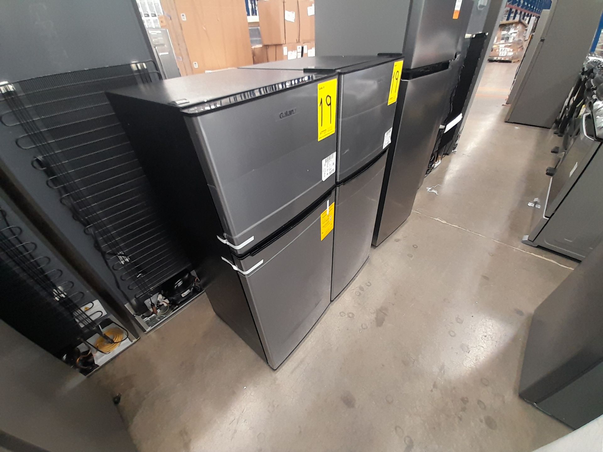Lote de 2 refrigeradores contiene: 1 refrigerador Marca GALANZ, Modelo GLR55TS1, Serie ND, Colo - Image 3 of 8