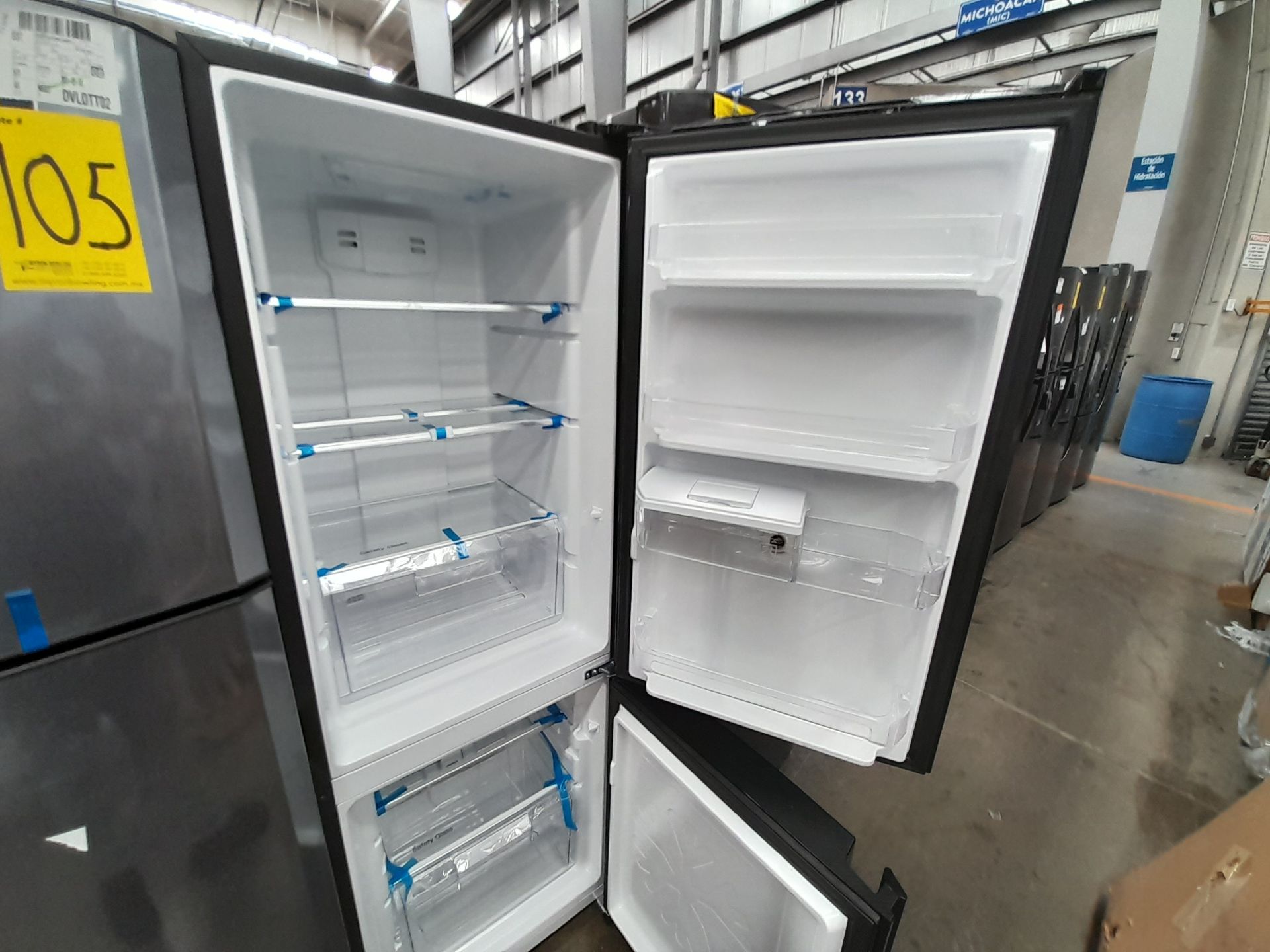 Lote de 1 refrigerador con dispensador de agua Marca MABE, Modelo 751398, Serie 05665, Color NE - Image 4 of 6