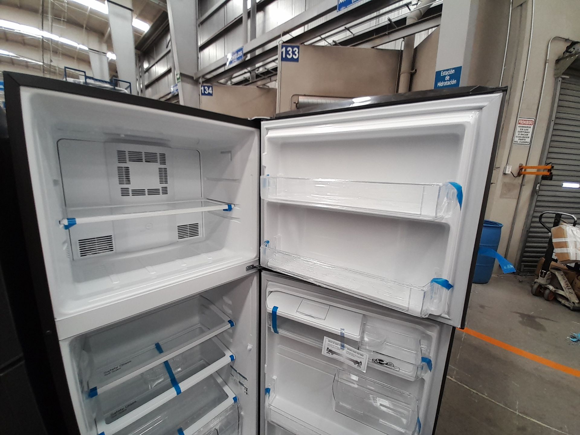 Lote de 2 refrigeradores contiene: 1 refrigerador con dispensador de agua Marca MABE, Modelo RM - Image 6 of 8