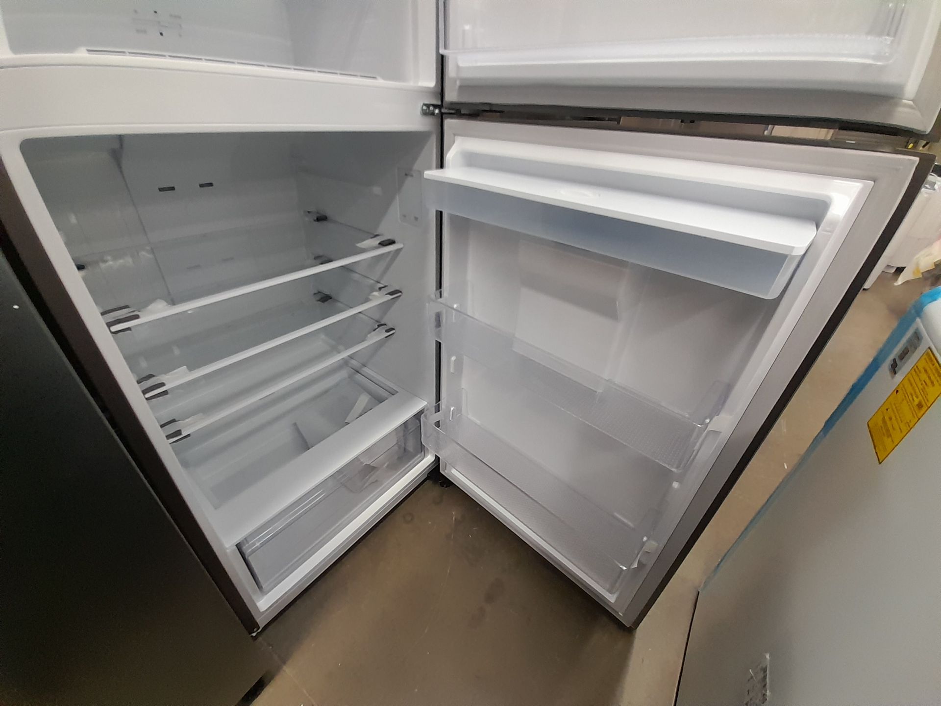 Lote de 2 refrigeradores contiene: 1 refrigerador con dispensador de agua Marca SAMSUNG, Modelo - Image 7 of 8