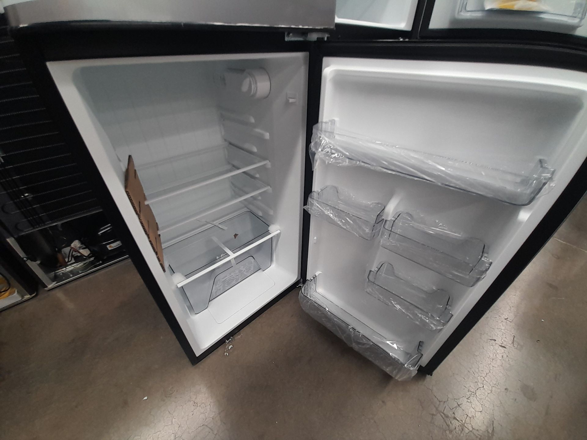 Lote de 2 refrigeradores contiene: 1 refrigerador Marca GALANZ, Modelo GLR55TS1, Serie ND, Colo - Image 7 of 8