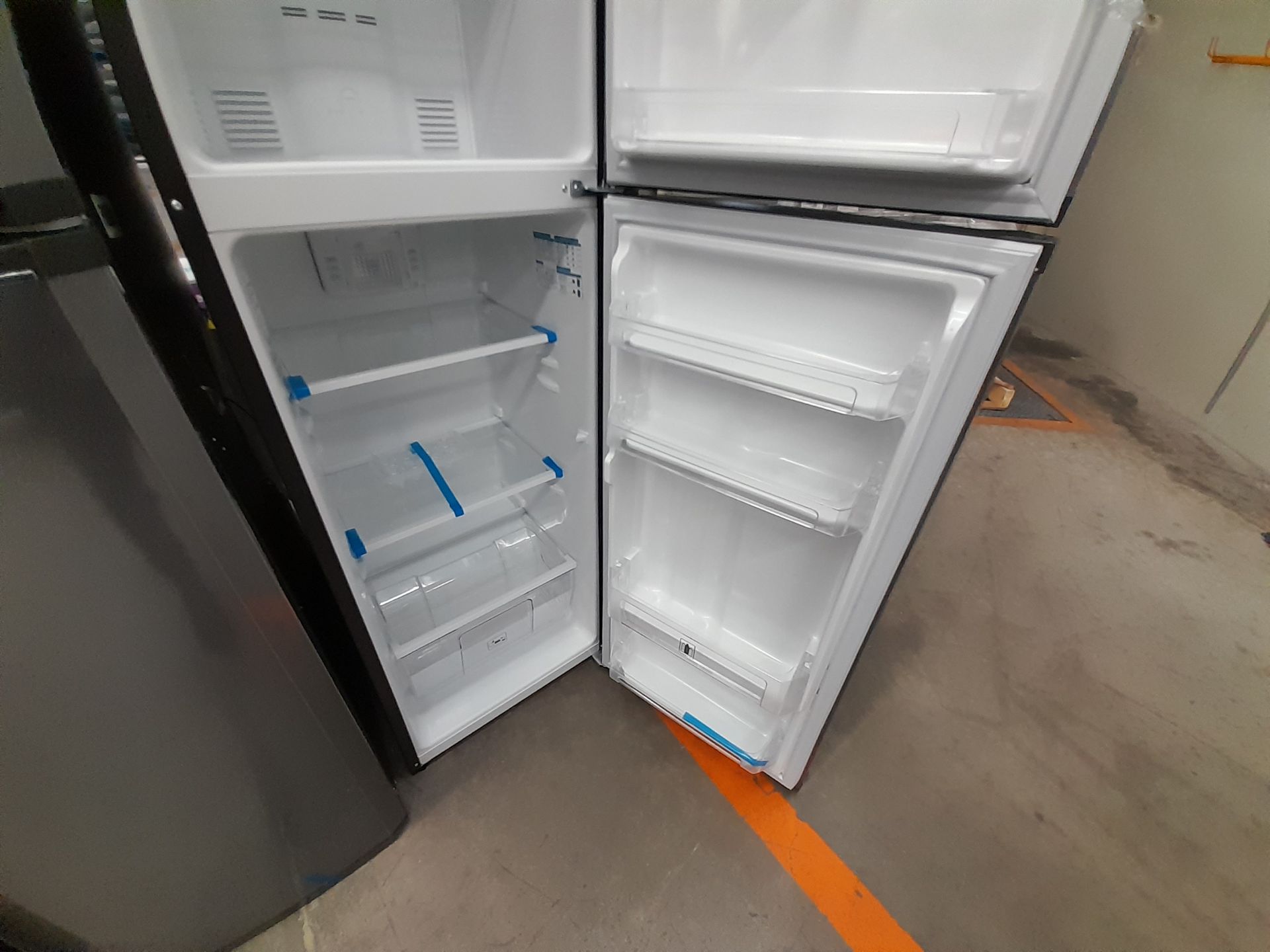 Lote de 2 refrigeradores contiene: 1 refrigerador Marca MABE, Modelo RMA250PVMRE, Serie 606836, - Image 5 of 8