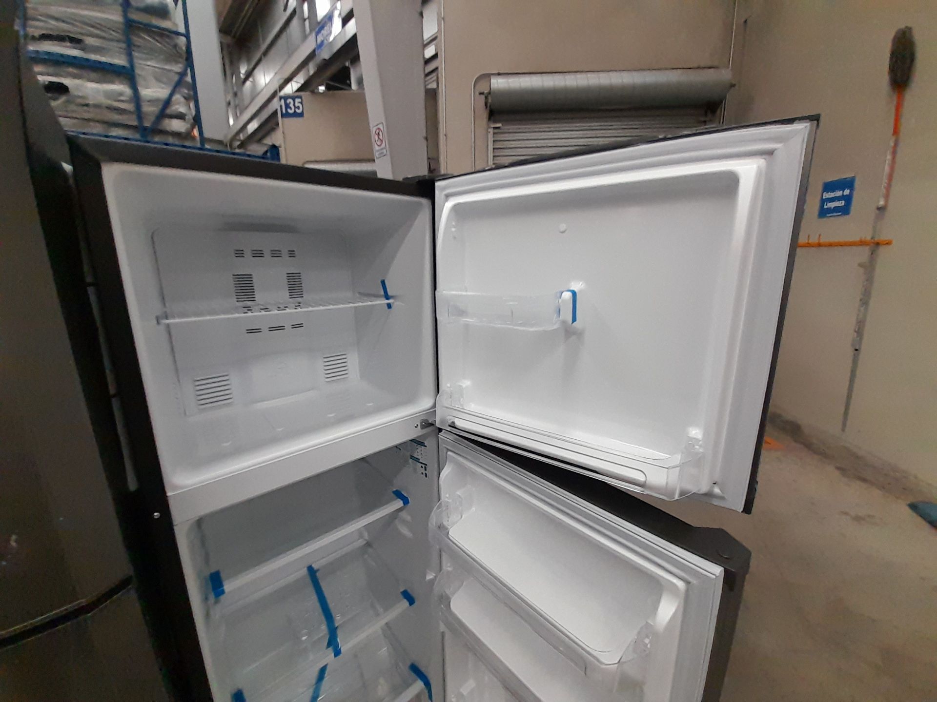 Lote de 2 refrigeradores contiene: 1 refrigerador Marca MABE, Modelo RMA250PVMRE, Serie 606836, - Image 6 of 8