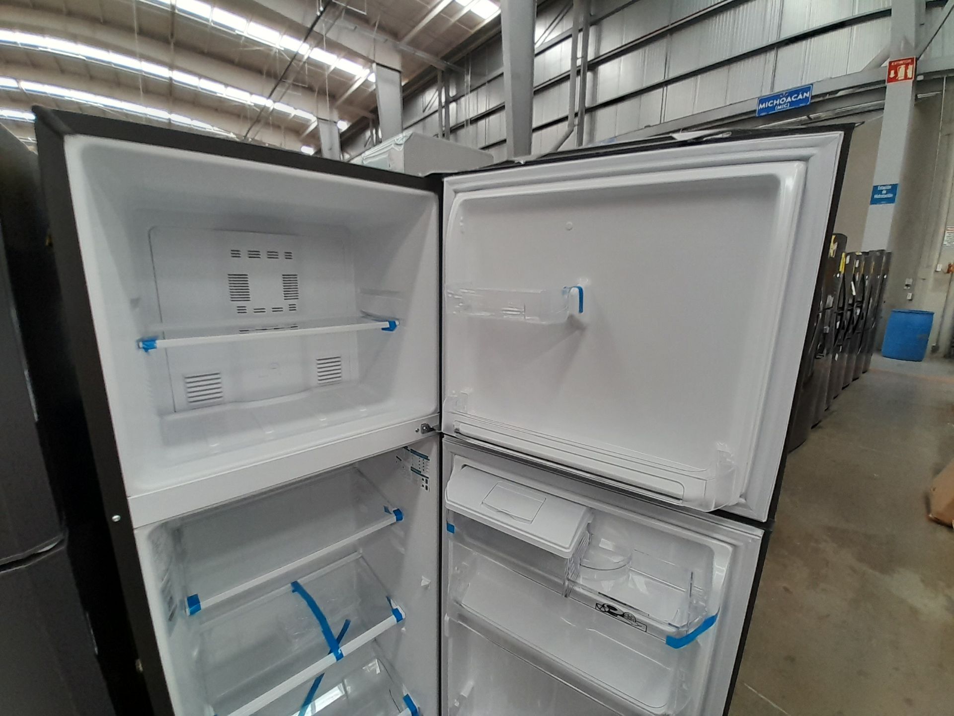 Lote de 2 refrigeradores contiene: 1 refrigerador con dispensador de agua Marca MABE, Modelo RM - Image 6 of 8