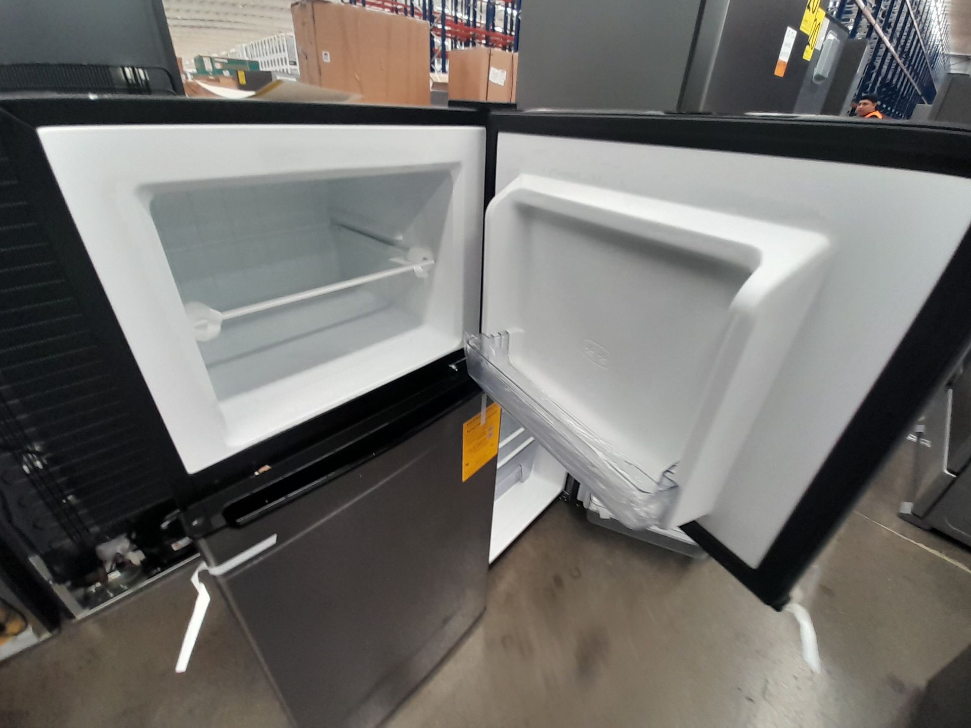 Lote de 2 refrigeradores contiene: 1 refrigerador Marca GALANZ, Modelo GLR55TS1, Serie ND, Colo - Image 6 of 8