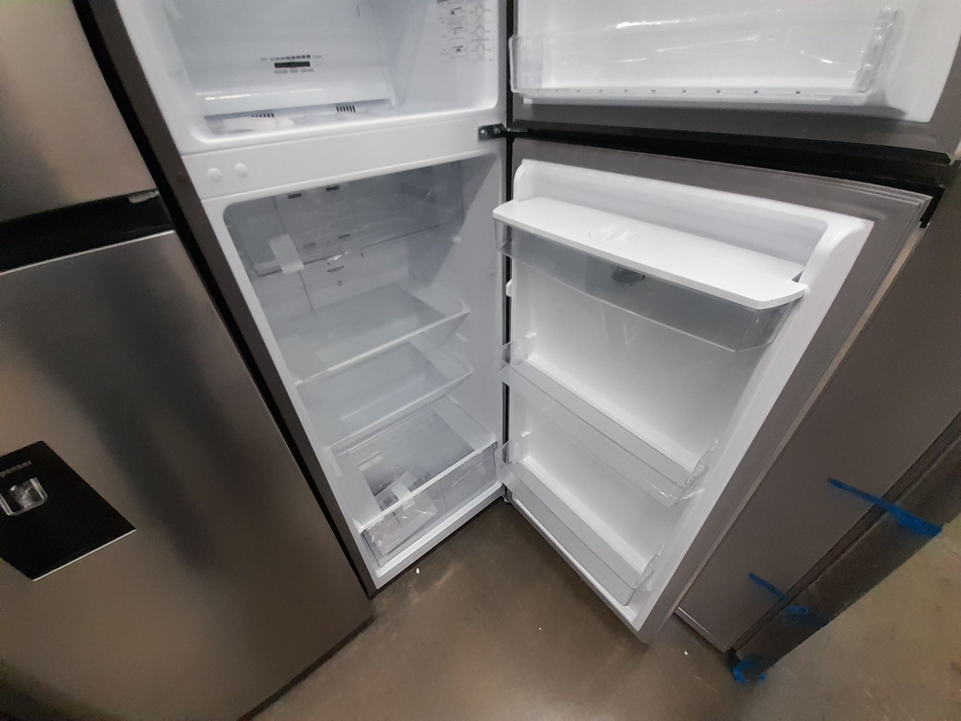 Lote de 2 refrigeradores contiene: 1 refrigerador con dispensador de agua Marca HISENSE, Modelo - Image 5 of 8