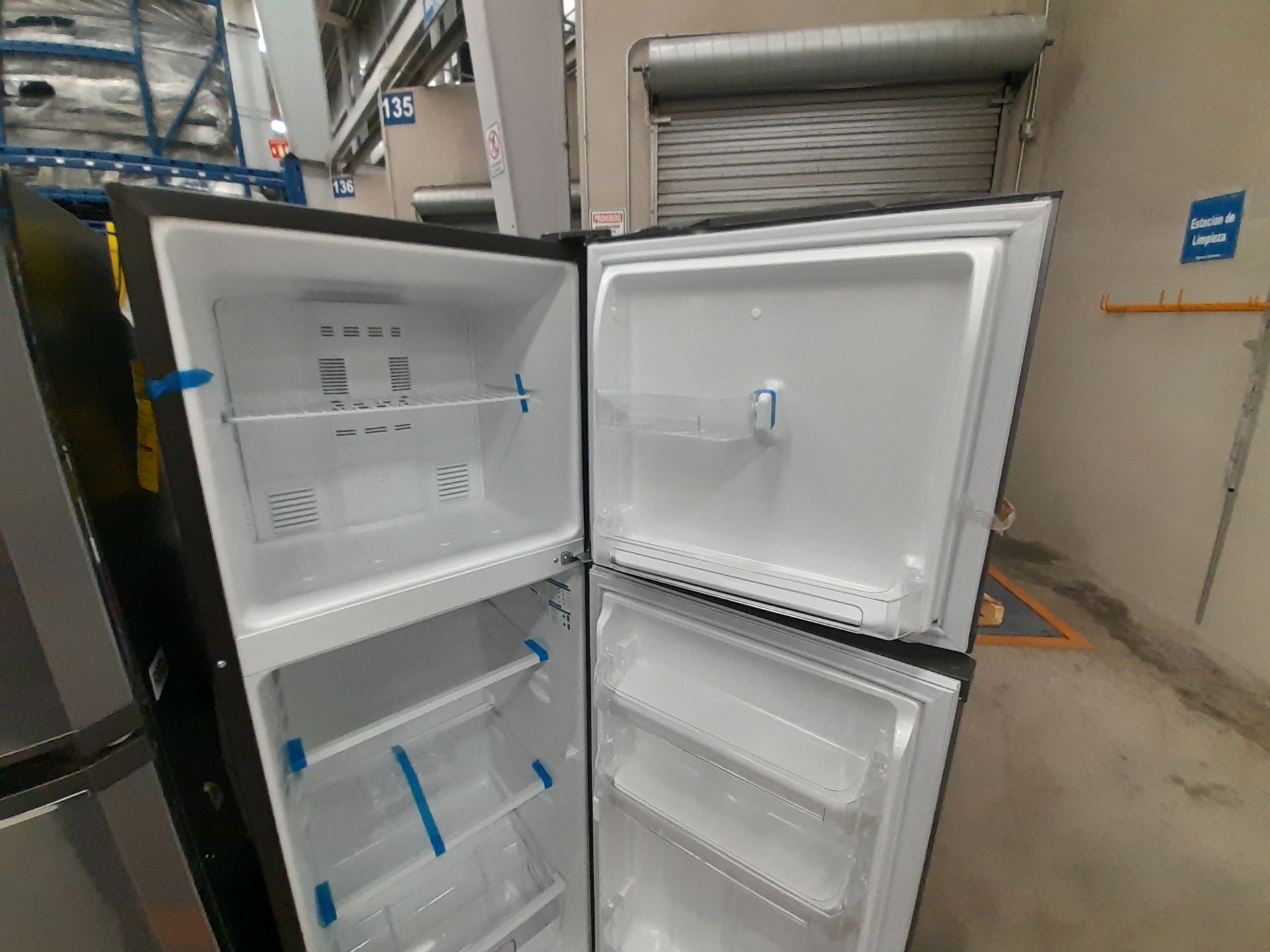 Lote de 2 refrigeradores contiene: 1 refrigerador Marca MABE, Modelo RMA250PVMRE, Serie 606836, - Image 4 of 8