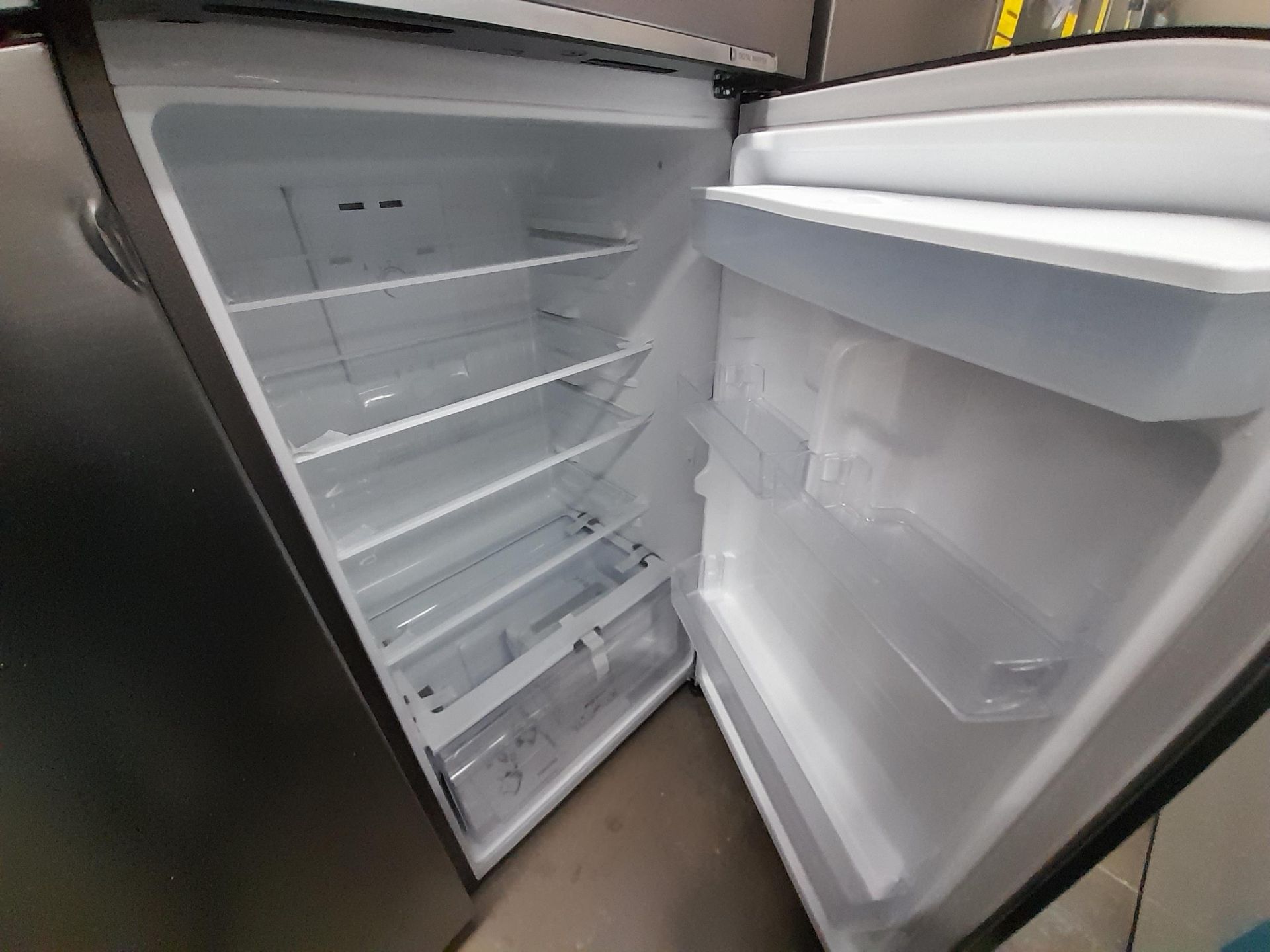 Lote de 1 refrigerador con dispensador de agua Marca SAMSUNG, Modelo RT38A571JS9, Serie 0926M, - Image 4 of 6