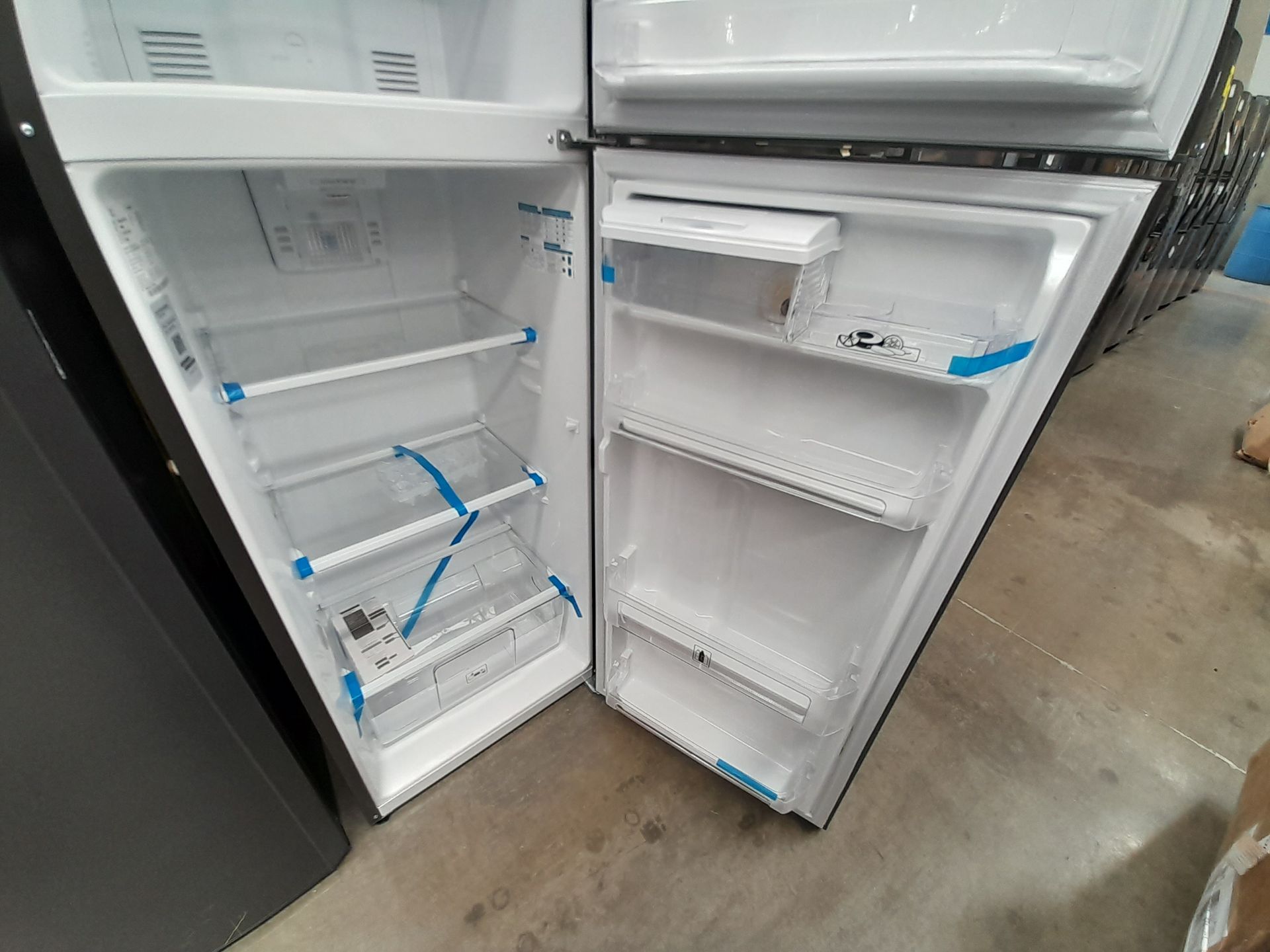 Lote de 2 refrigeradores contiene: 1 refrigerador con dispensador de agua Marca MABE, Modelo RM - Image 7 of 8