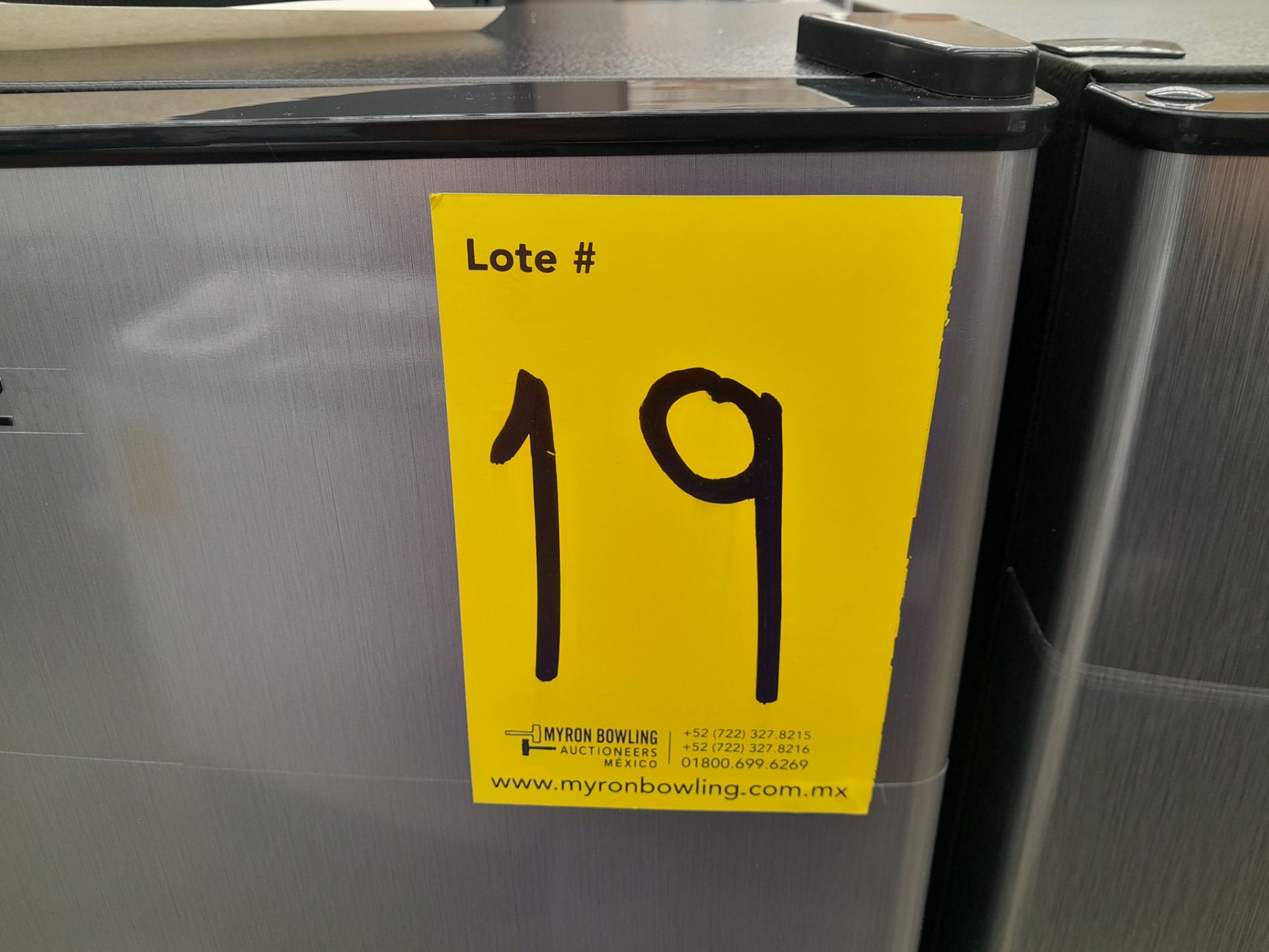 Lote de 2 refrigeradores contiene: 1 refrigerador Marca GALANZ, Modelo GLR55TS1, Serie ND, Colo - Image 8 of 8