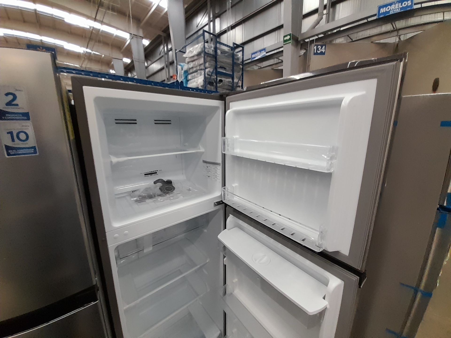 Lote de 2 refrigeradores contiene: 1 refrigerador con dispensador de agua Marca HISENSE, Modelo - Image 6 of 8
