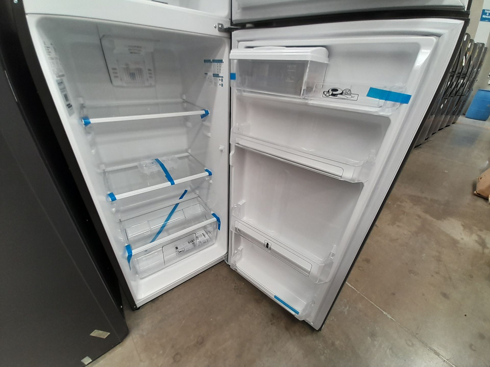 Lote de 2 refrigeradores contiene: 1 refrigerador con dispensador de agua Marca MABE, Modelo RM - Image 5 of 8