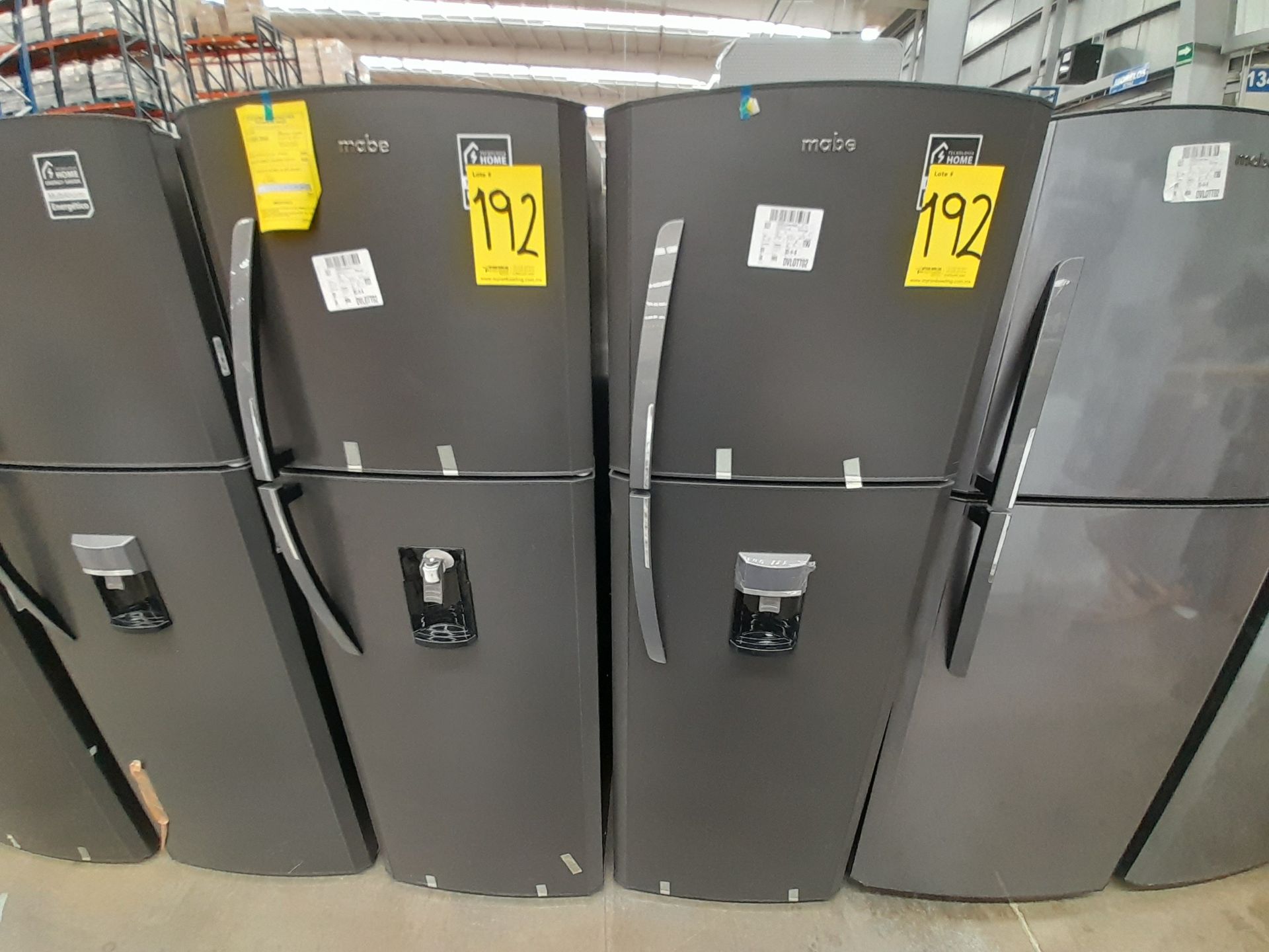Lote de 2 refrigeradores contiene: 1 refrigerador con dispensador de agua Marca MABE, Modelo RM