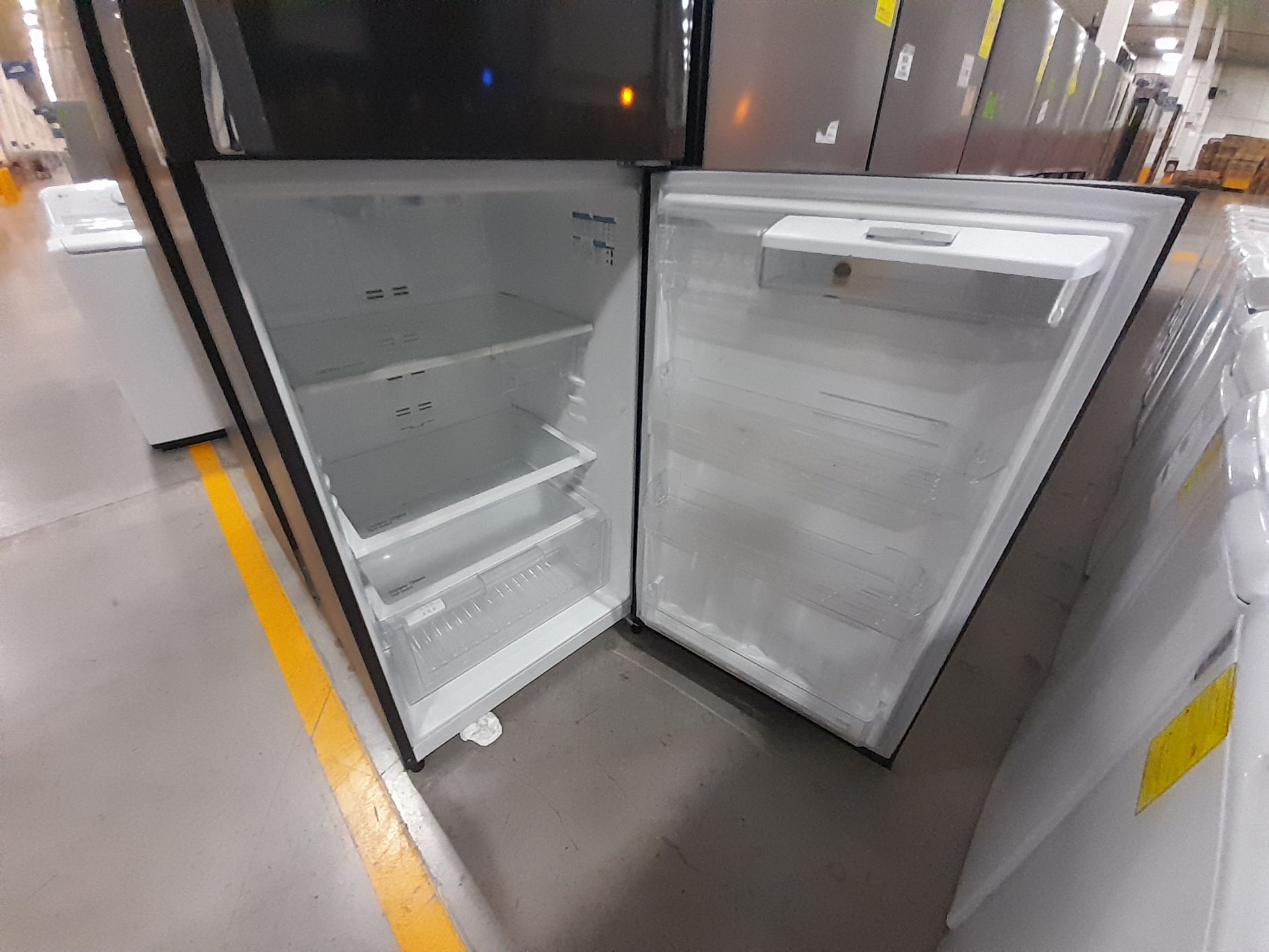 Lote de 2 Refrigeradores contiene: 1 Refrigerador con dispensador de agua Marca MABE, Modelo RM - Image 10 of 11