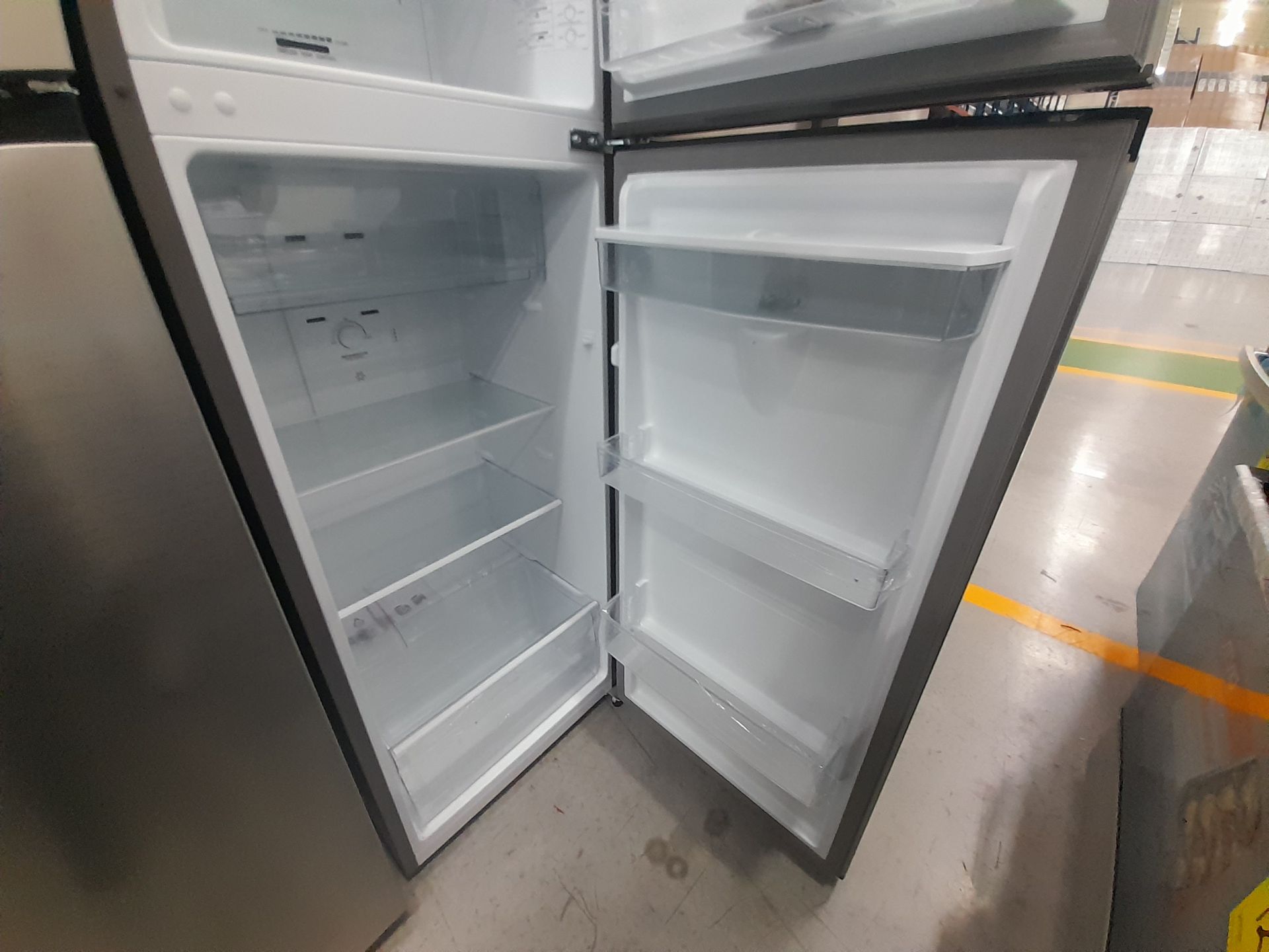 Lote de 2 Refrigeradores contiene: 1 Refrigerador con dispensador de agua Marca HISENSE, Modelo - Image 7 of 7