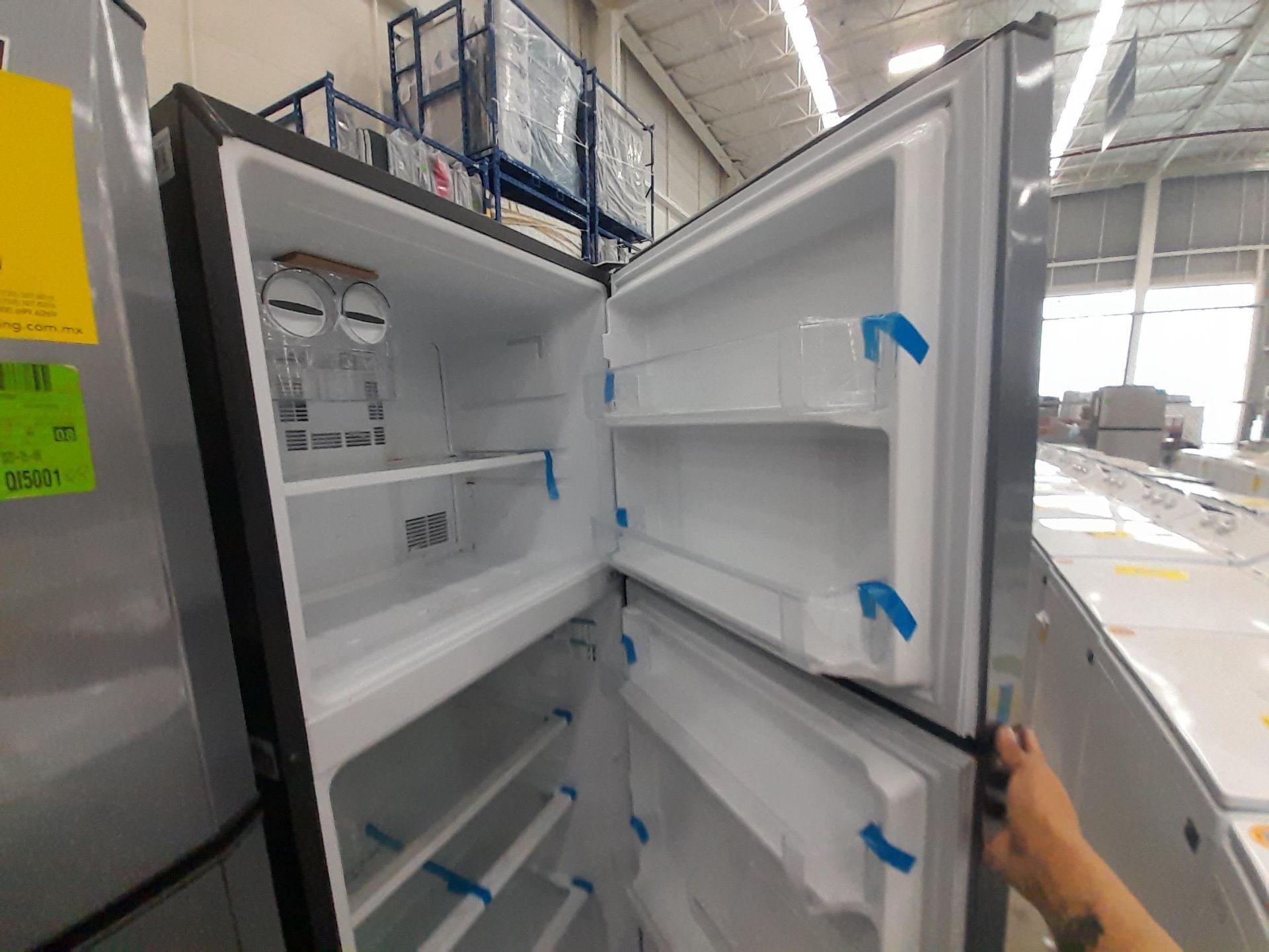 Lote de 2 Refrigeradores contiene: 1 Refrigerador Marca MABE, Modelo RME360FXM, Color GRIS; 1 R - Image 4 of 8