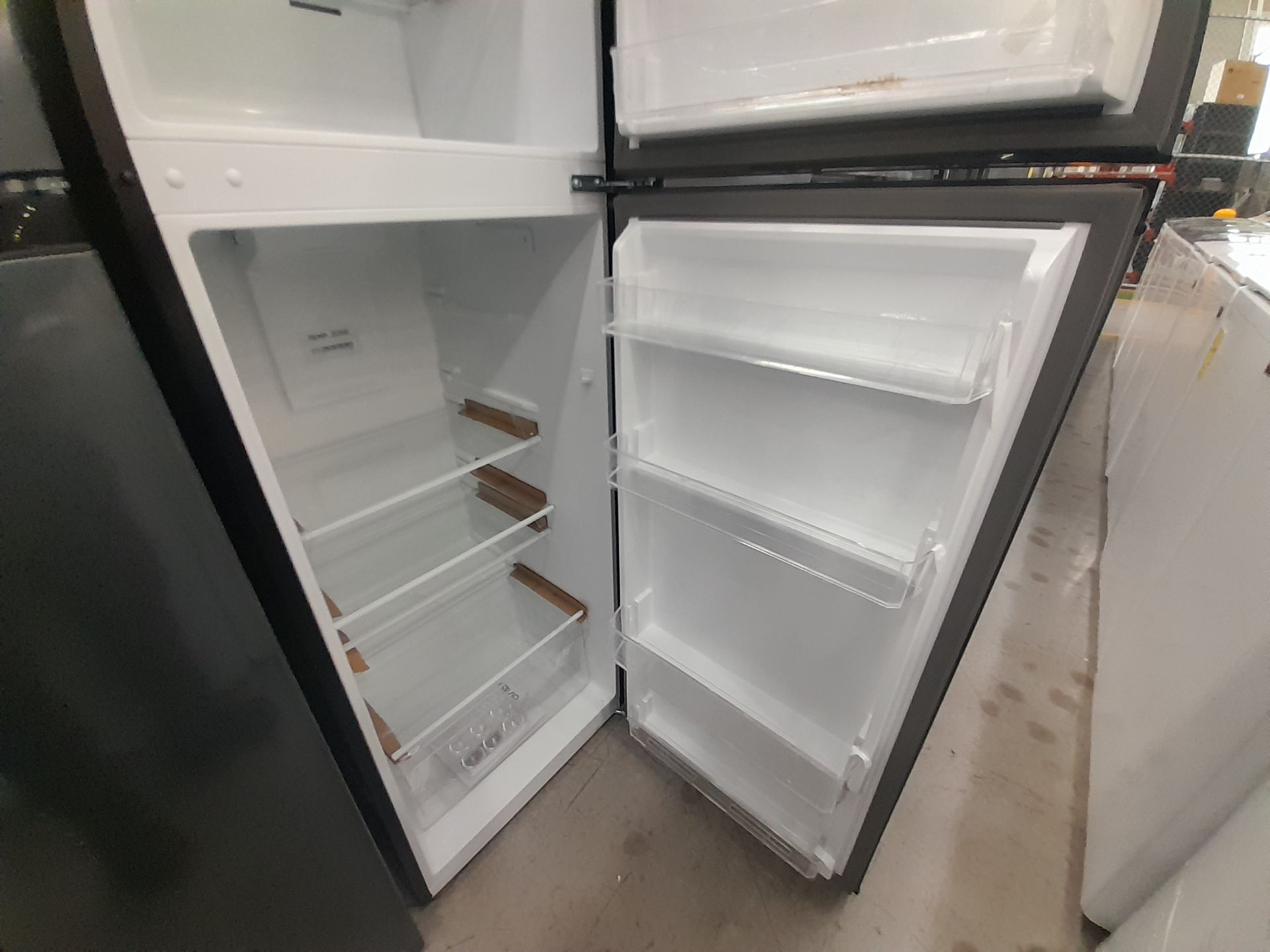 Lote de 2 Refrigeradores contiene: 1 Refrigerador Marca ATVIO, Modelo AT94TMS, Color GRIS; 1 Re - Image 7 of 8