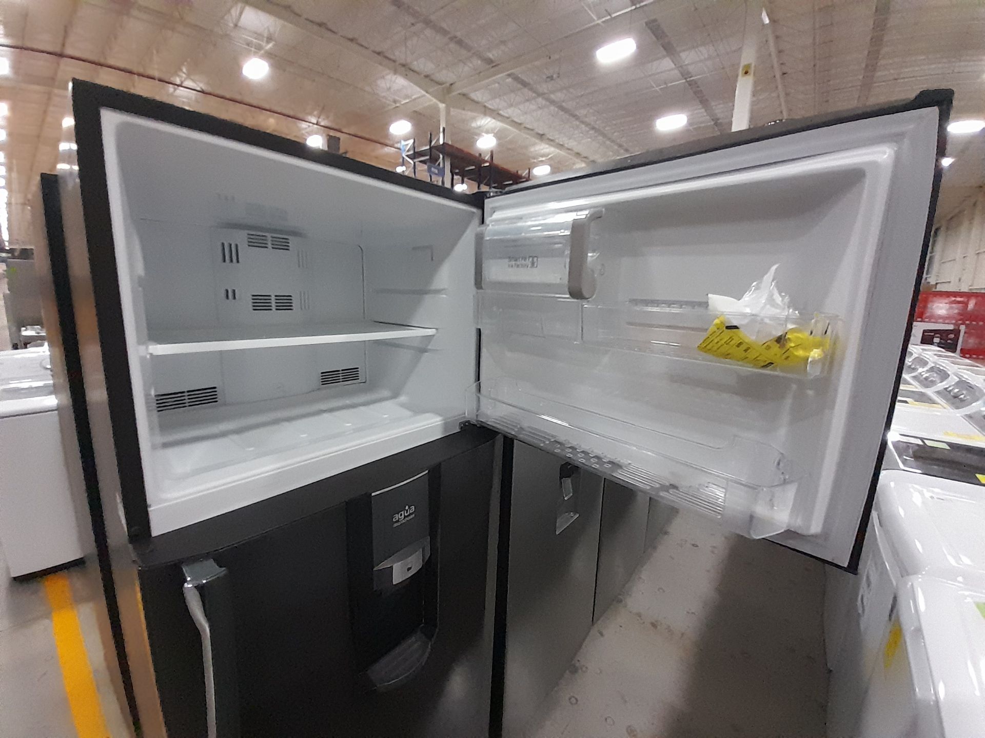Lote de 2 Refrigeradores contiene: 1 Refrigerador con dispensador de agua Marca MABE, Modelo RM - Image 9 of 11