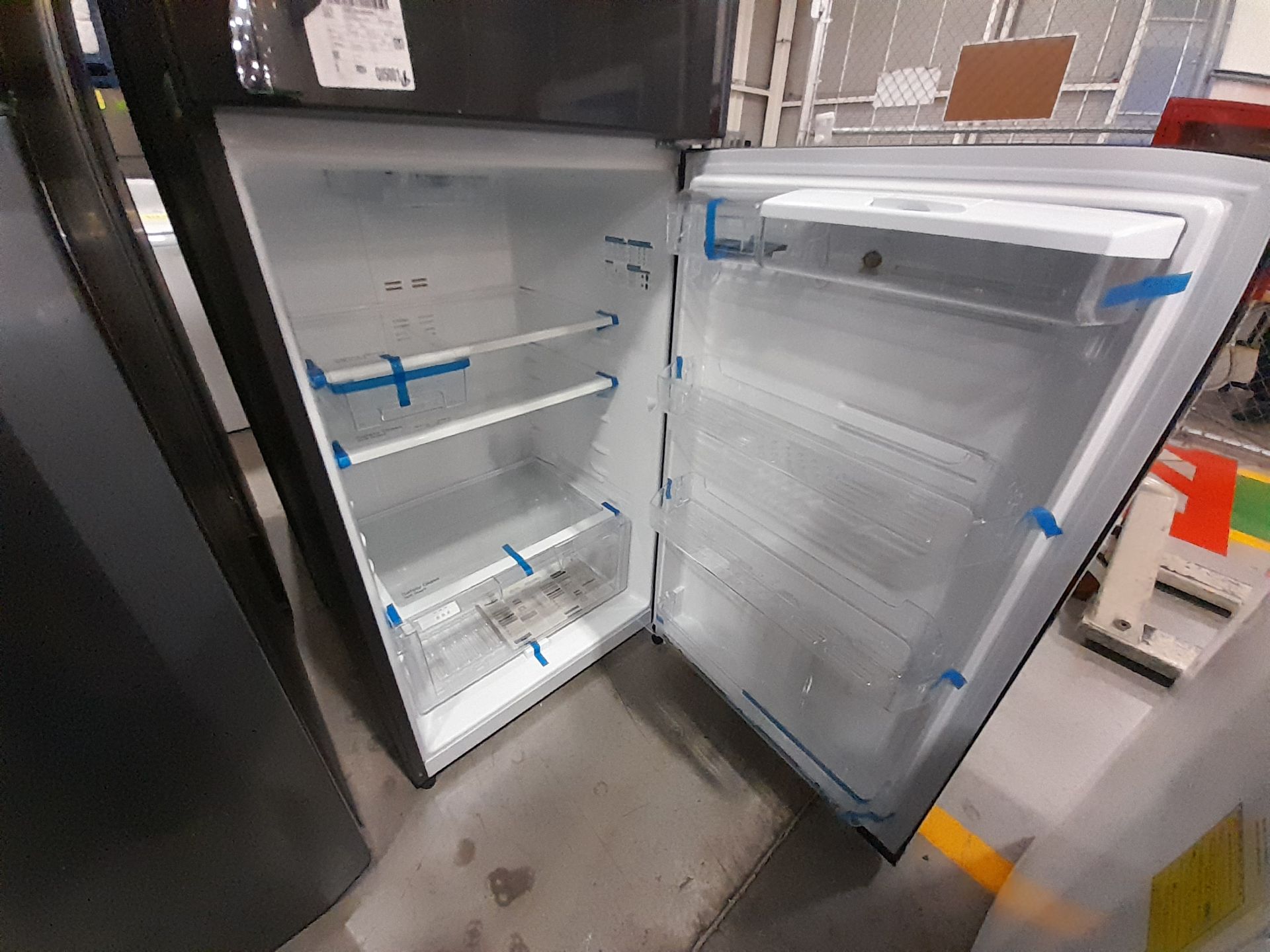 Lote de 2 Refrigeradores contiene: 1 Refrigerador con dispensador de agua Marca MABE, Modelo RM - Image 5 of 11