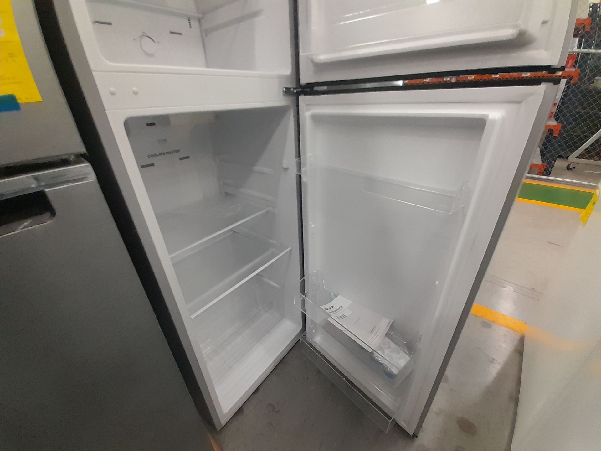 Lote de 2 Refrigeradores contiene: 1 Refrigerador Marca WHIRPOOL, Modelo WT1230K, Color GRIS; 1 - Image 7 of 8