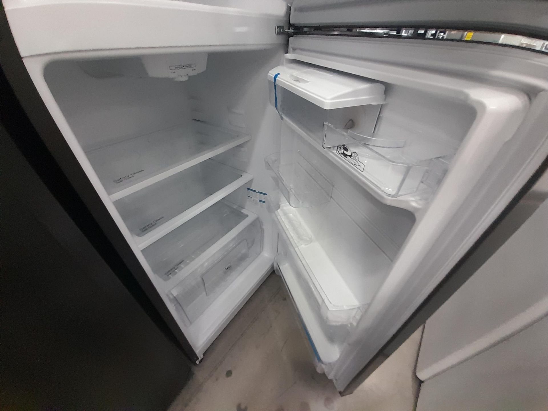 Lote de 2 Refrigeradores contiene: 1 Refrigerador con dispensador de agua Marca MABE, Modelo RM - Image 7 of 8