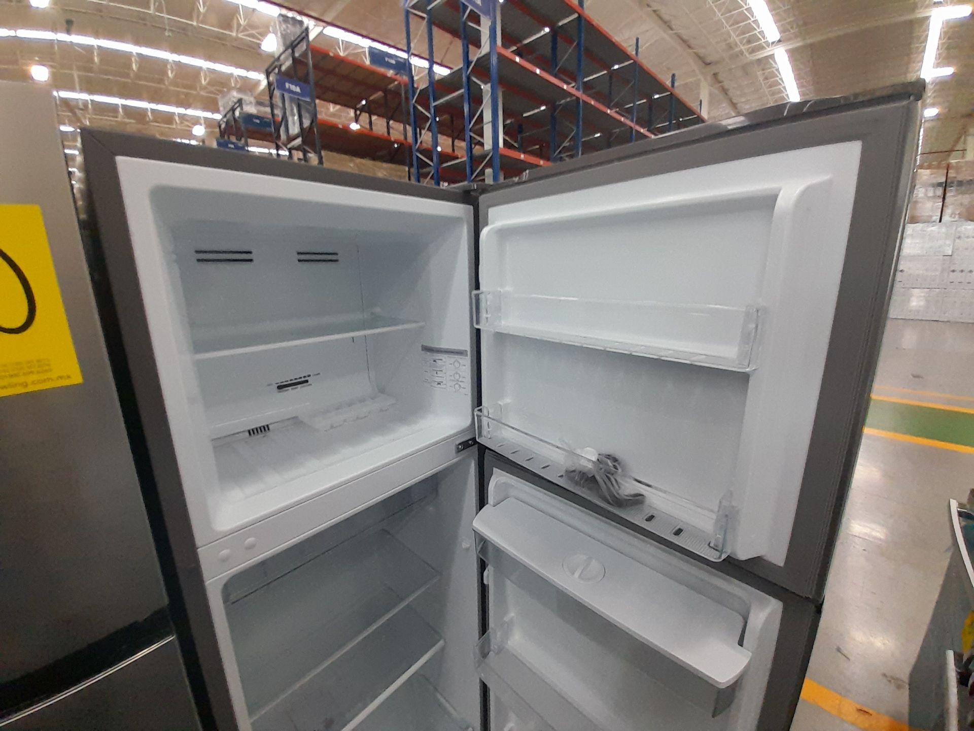 Lote de 2 Refrigeradores contiene: 1 Refrigerador con dispensador de agua Marca HISENSE, Modelo - Image 6 of 7