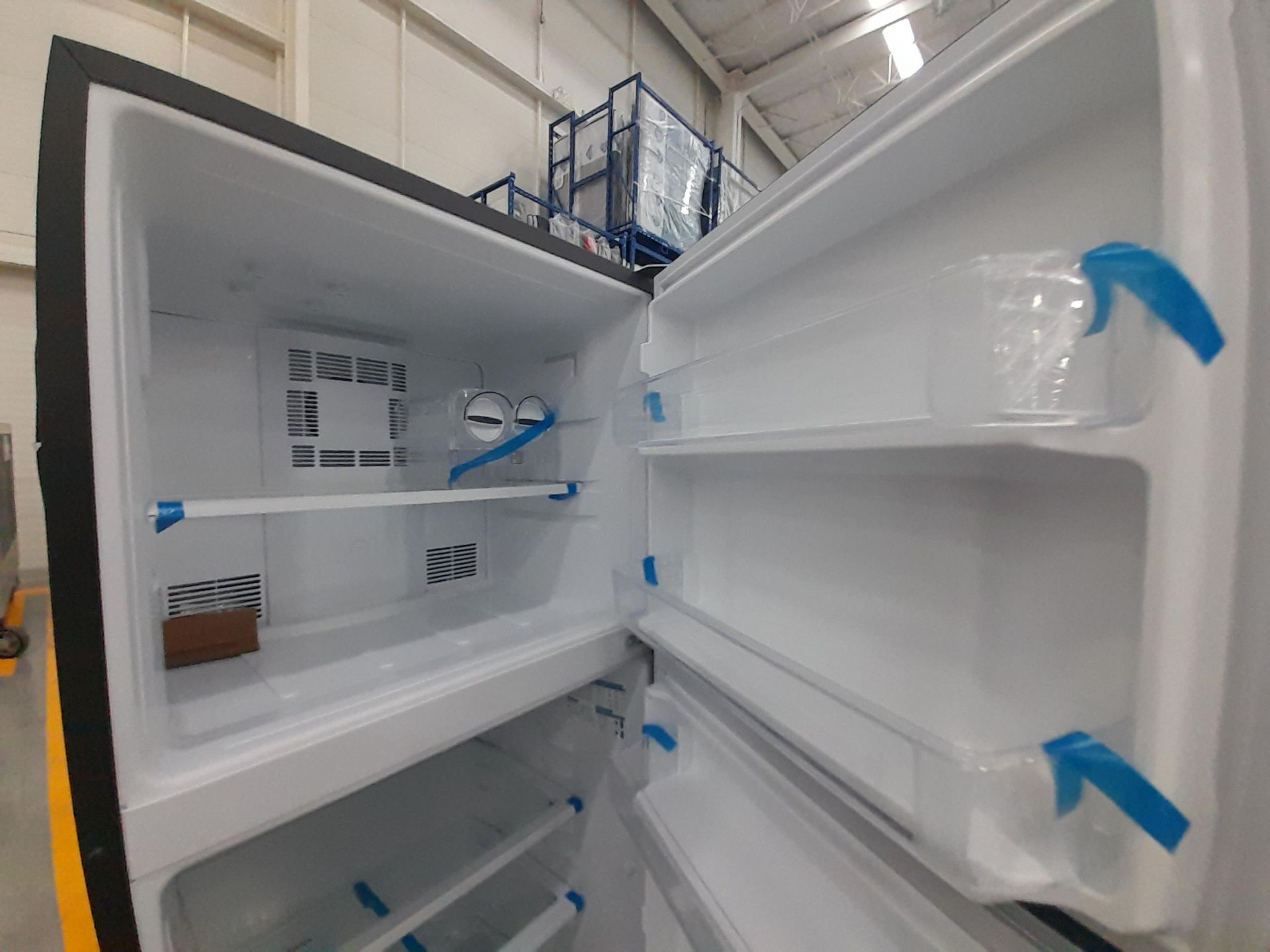 Lote de 2 Refrigeradores contiene: 1 Refrigerador Marca MABE, Modelo RME360FXM, Color GRIS; 1 R - Image 6 of 8