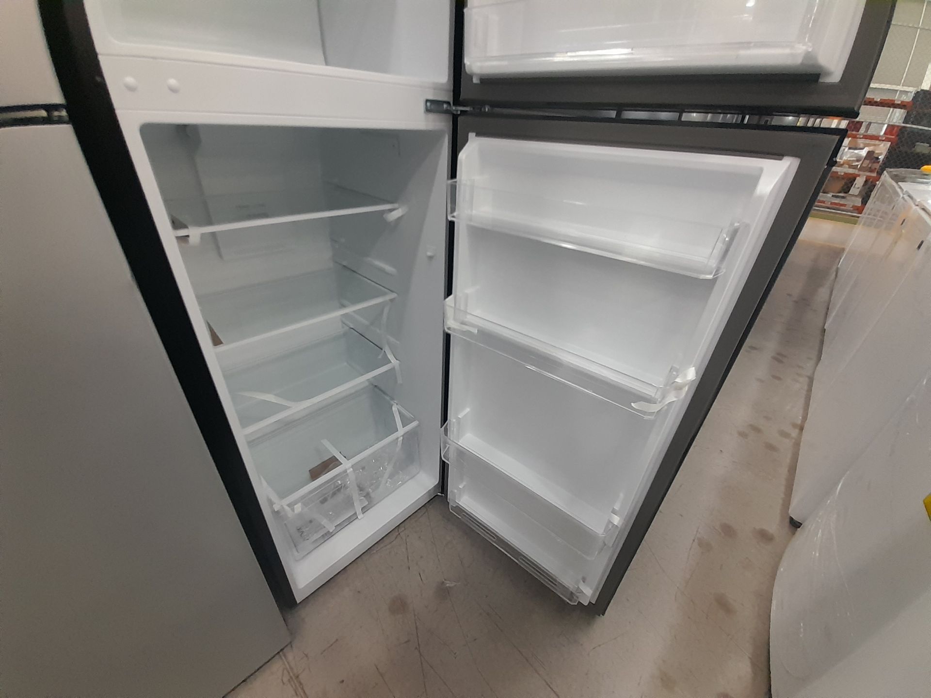 Lote de 2 Refrigeradores contiene: 1 Refrigerador Marca ATVIO, Modelo AT94TMS, Color GRIS; 1 Re - Image 5 of 8