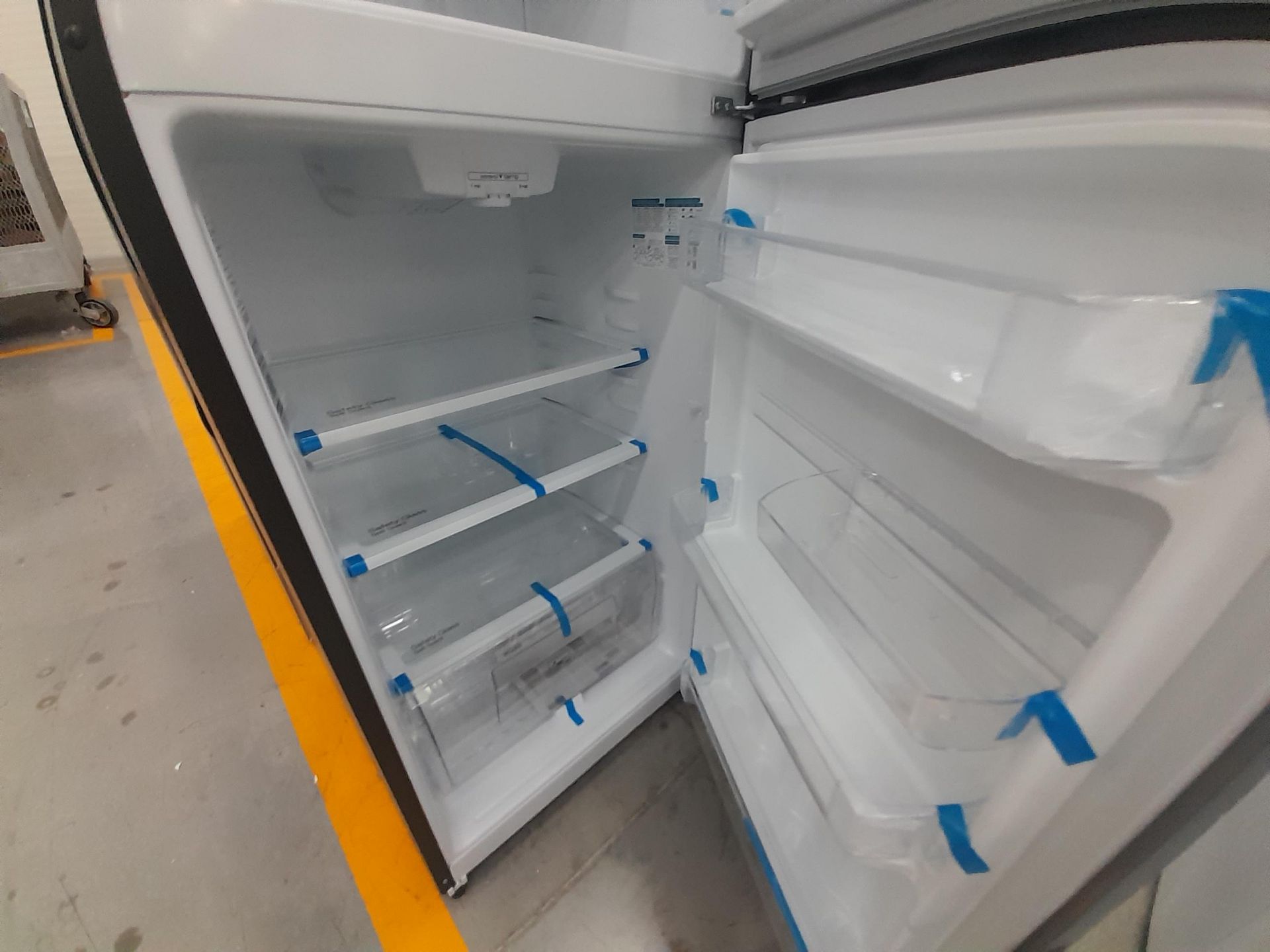 Lote de 2 Refrigeradores contiene: 1 Refrigerador Marca MABE, Modelo RME360FXM, Color GRIS; 1 R - Image 7 of 8