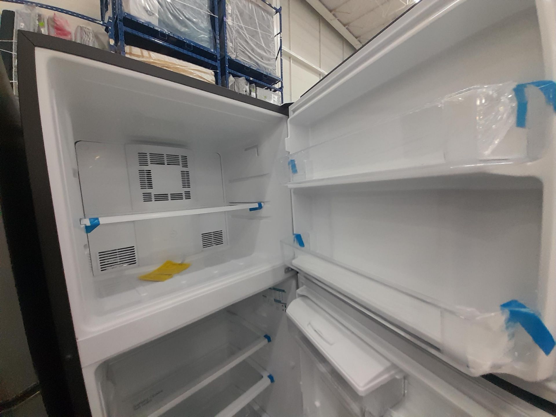 Lote de 2 Refrigeradores contiene: 1 Refrigerador con dispensador de agua Marca MABE, Modelo RM - Image 4 of 8