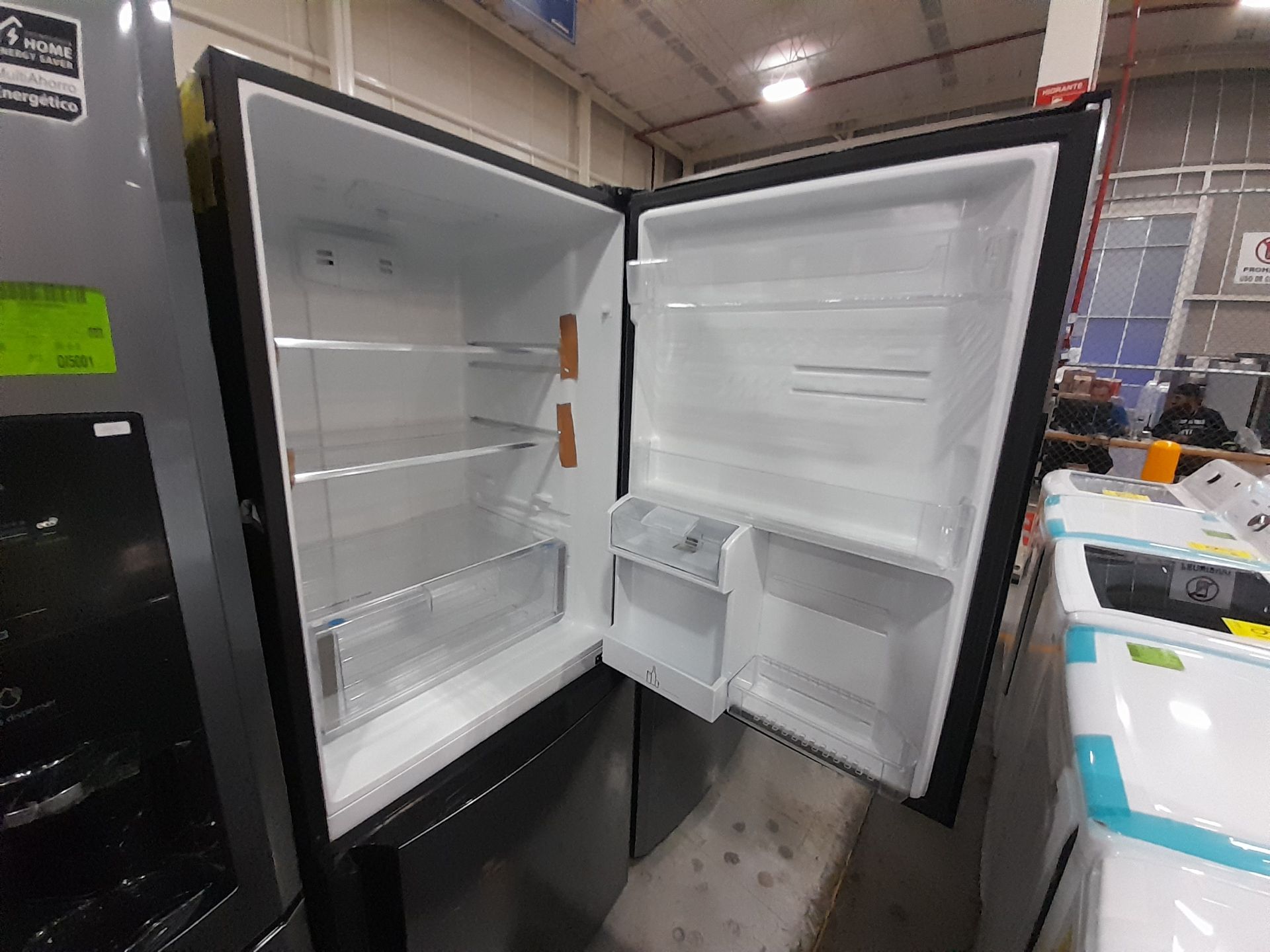 Lote de 2 Refrigeradores contiene: 1 Refrigerador con dispensador de agua Marca MABE, Modelo RM - Image 6 of 9
