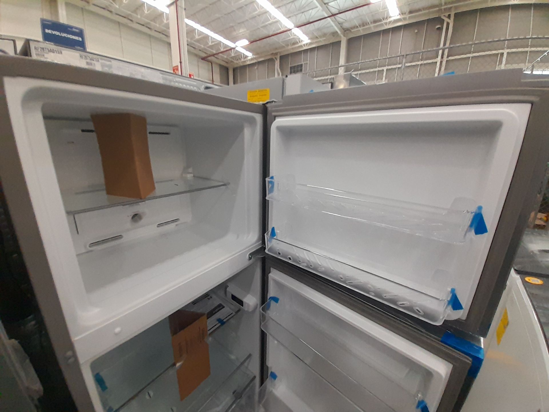 Lote de 2 Refrigeradores contiene: 1 Refrigerador Marca WHIRPOOL, Modelo WT1230K, Color GRIS; 1 - Image 4 of 8