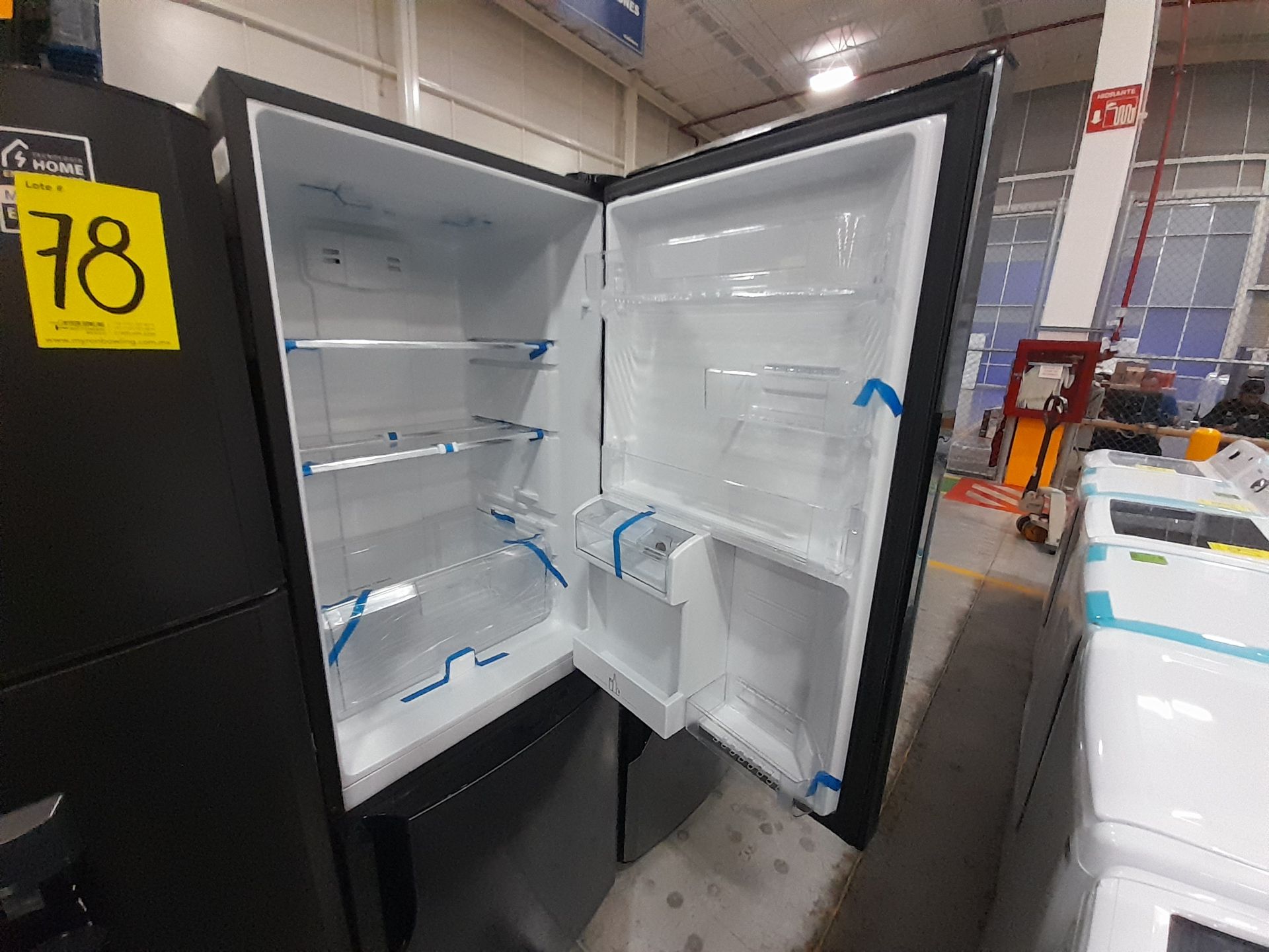 Lote de 2 Refrigeradores contiene: 1 Refrigerador con dispensador de agua Marca MABE, Modelo RM - Image 4 of 9