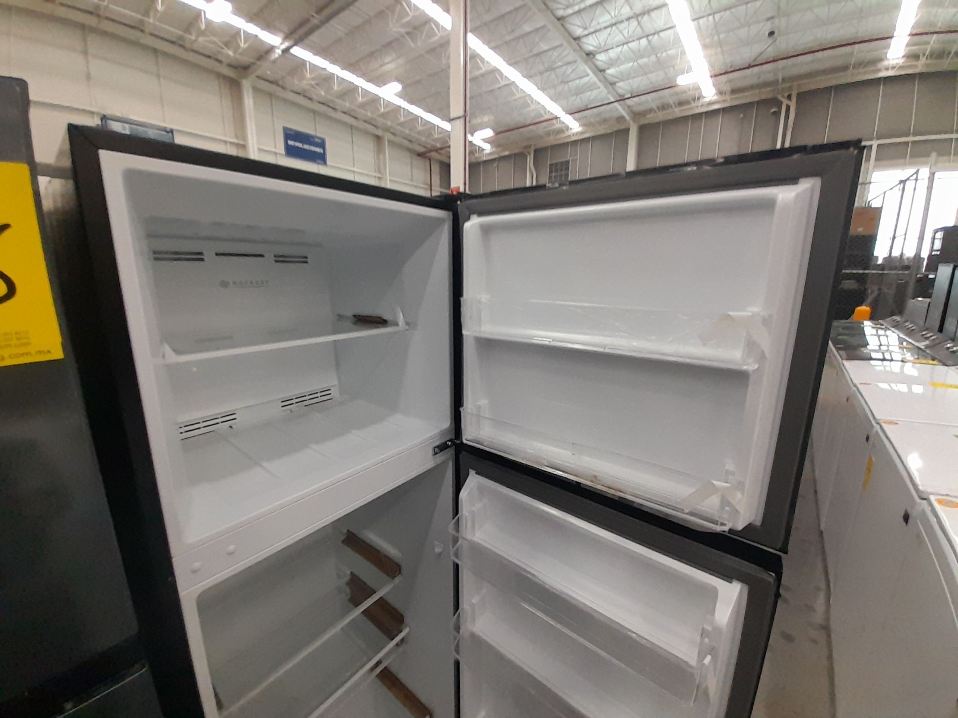 Lote de 2 Refrigeradores contiene: 1 Refrigerador Marca ATVIO, Modelo AT94TMS, Color GRIS; 1 Re - Image 6 of 8