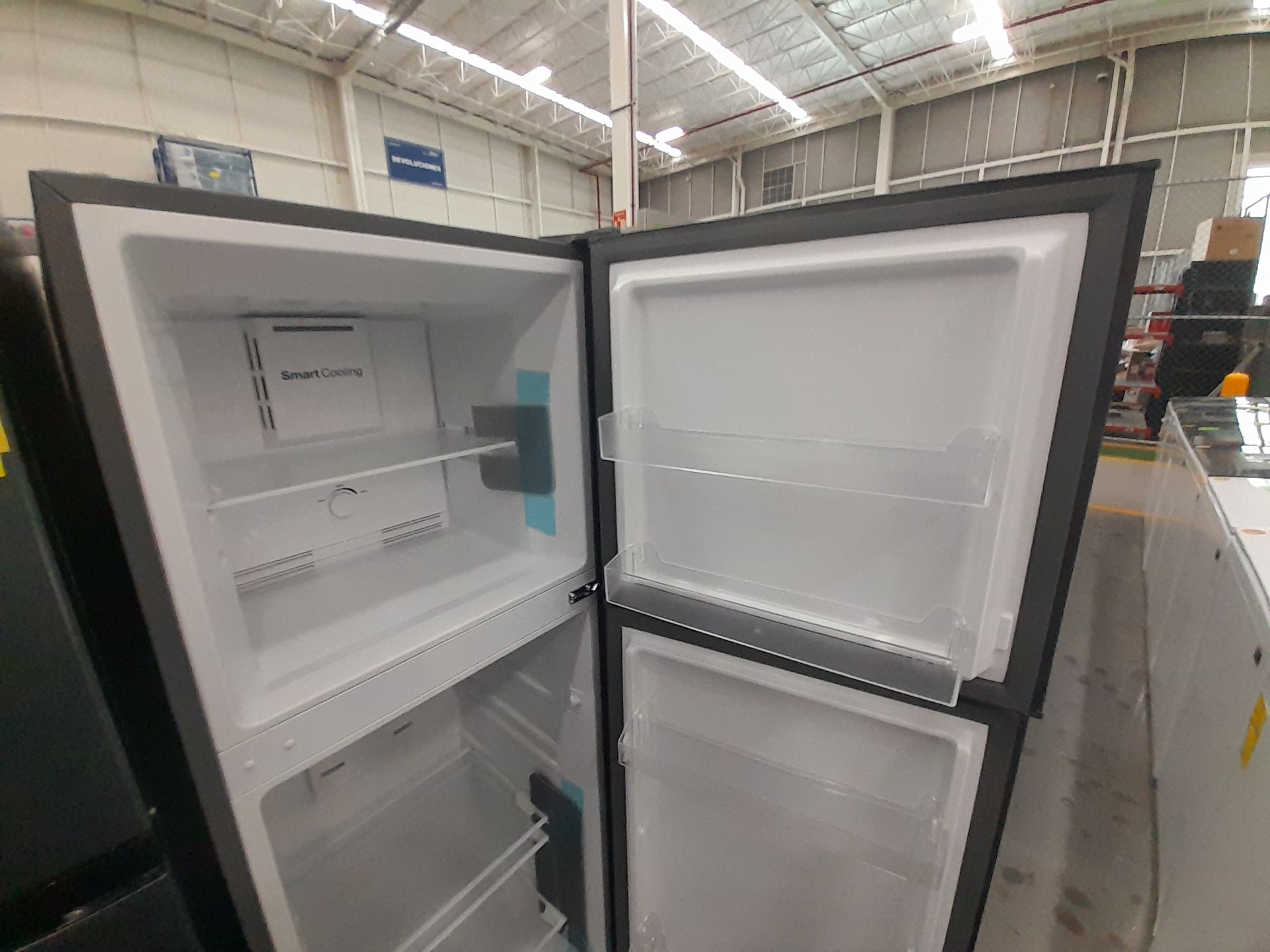 Lote de 2 refrigeradores contiene: 1 Refrigerador Marca WINIA, Modelo WRT9000AMMX, Color GRIS; - Image 4 of 8