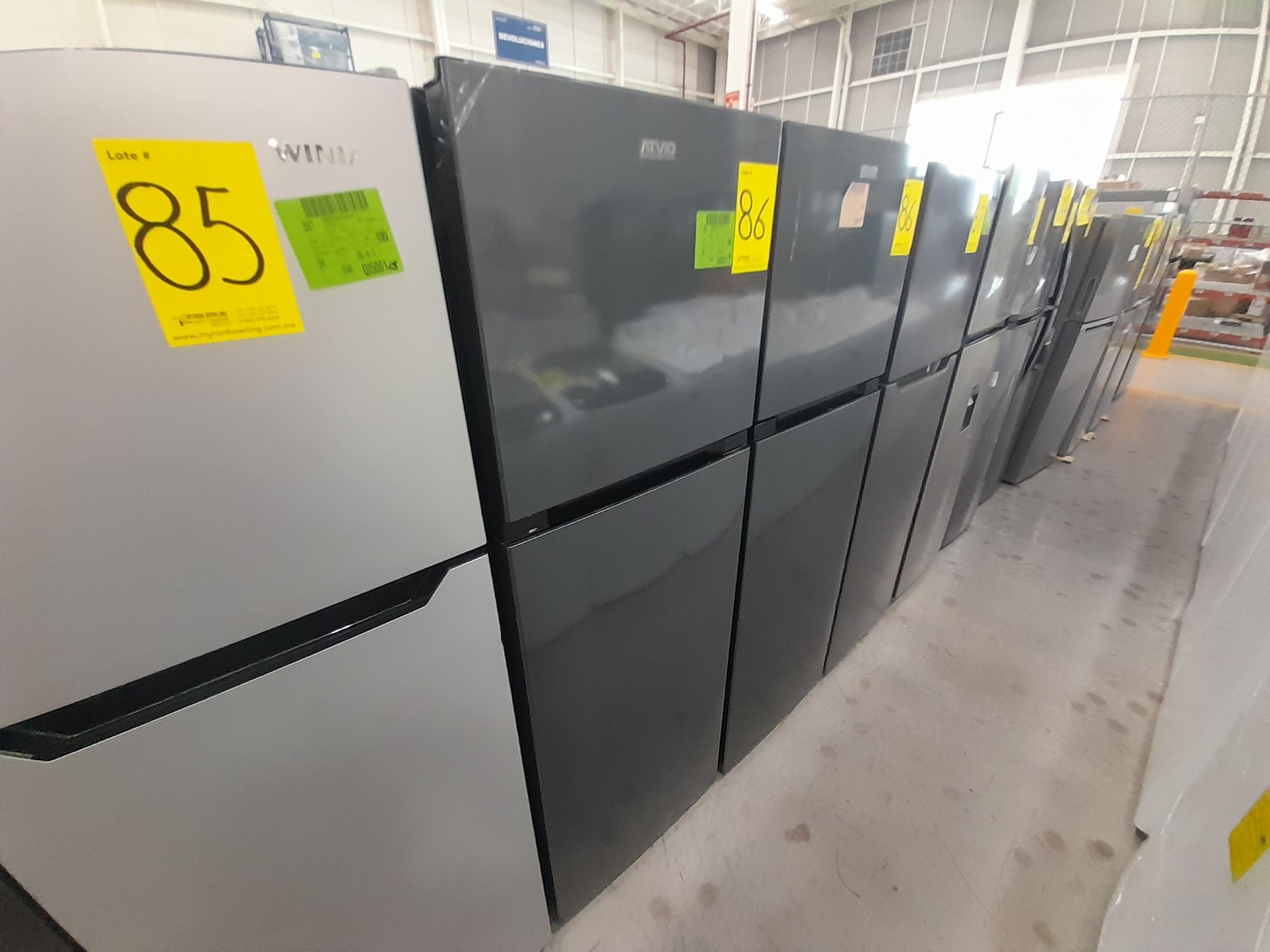 Lote de 2 Refrigeradores contiene: 1 Refrigerador Marca ATVIO, Modelo AT94TMS, Color GRIS; 1 Re - Image 3 of 8