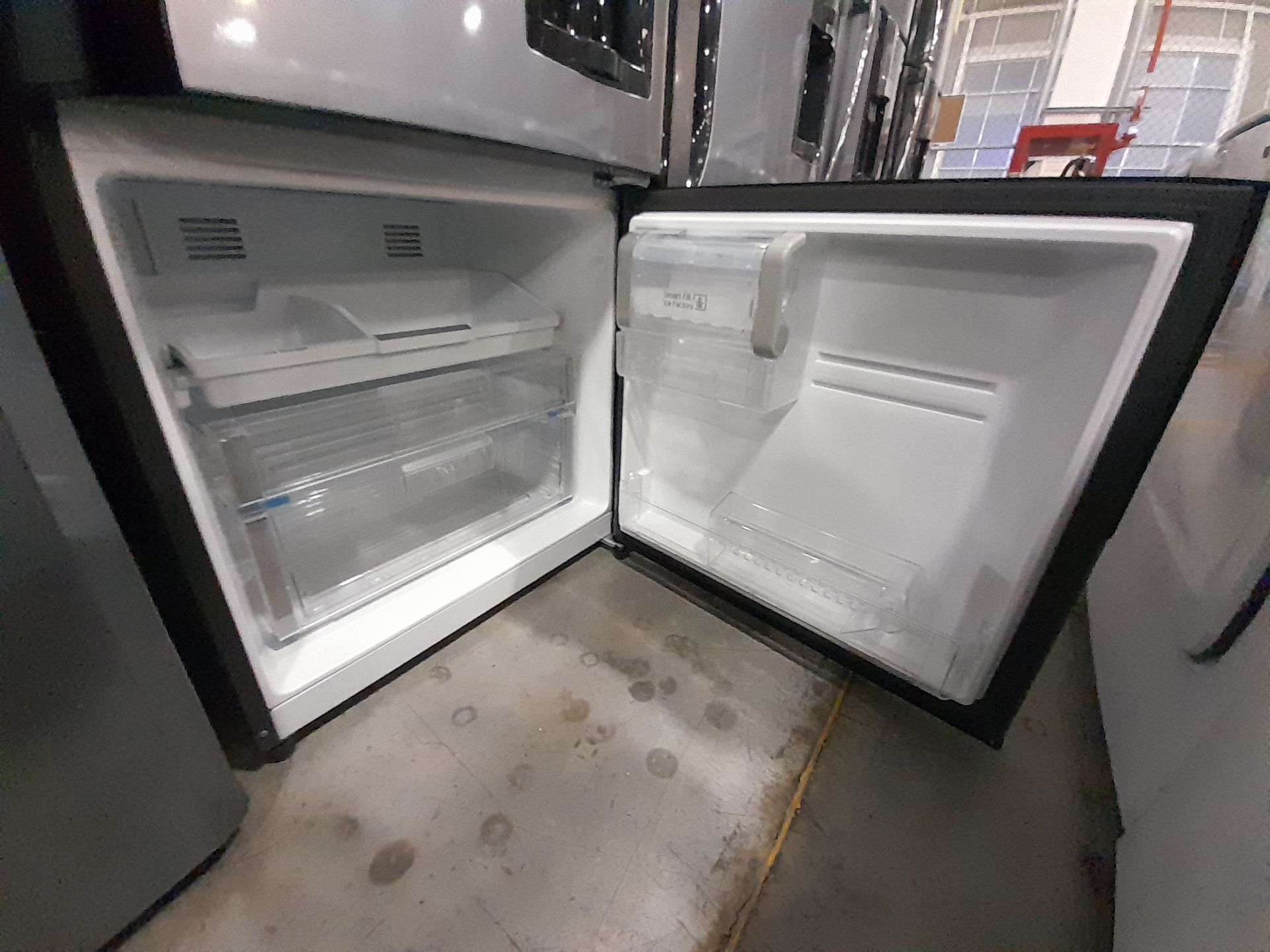 Lote de 2 Refrigeradores contiene: 1 Refrigerador con dispensador de agua Marca MABE, Modelo RM - Image 8 of 9