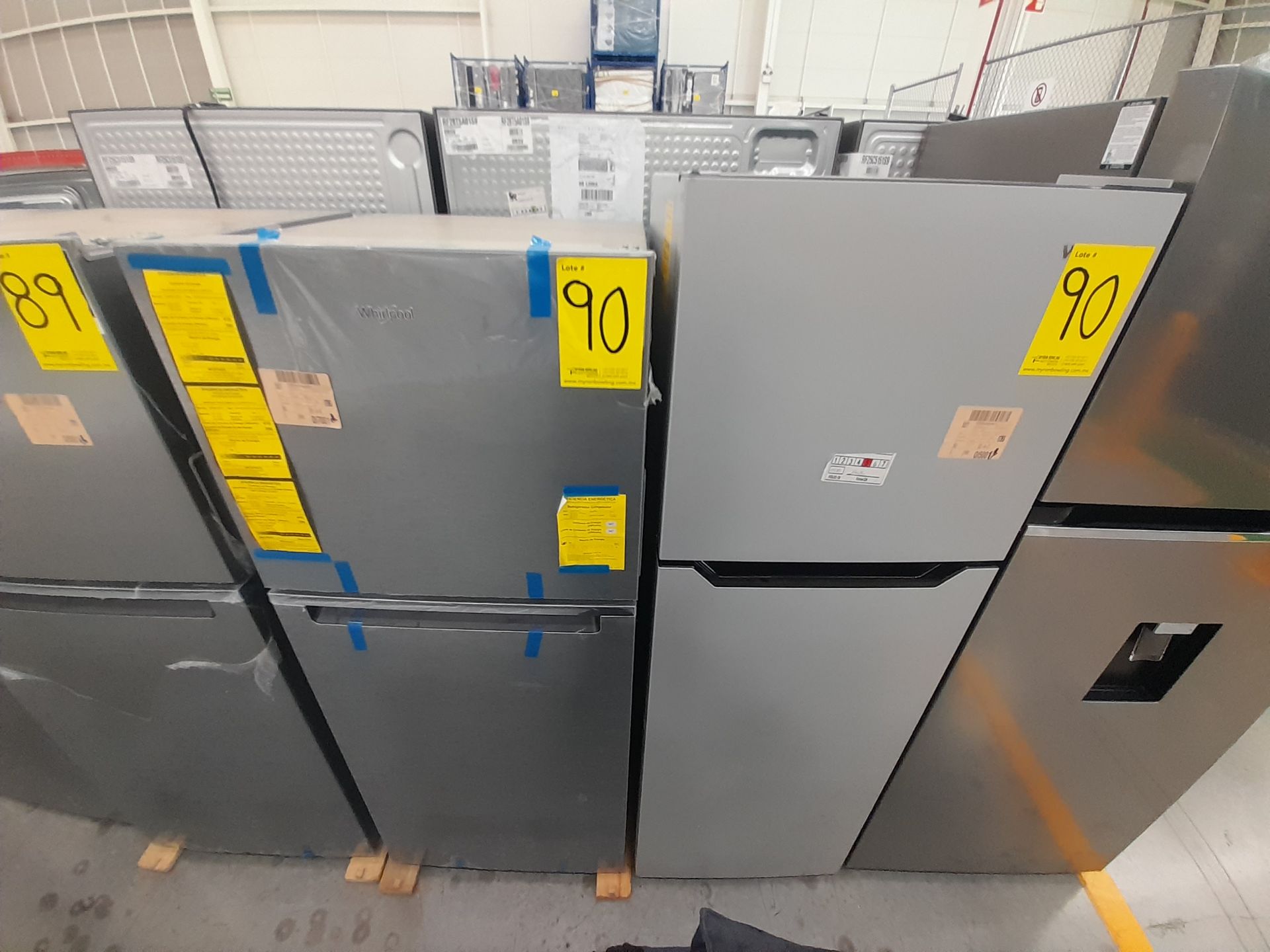 Lote de 2 Refrigeradores contiene: 1 Refrigerador Marca WHIRPOOL, Modelo WT1230K, Color GRIS; 1