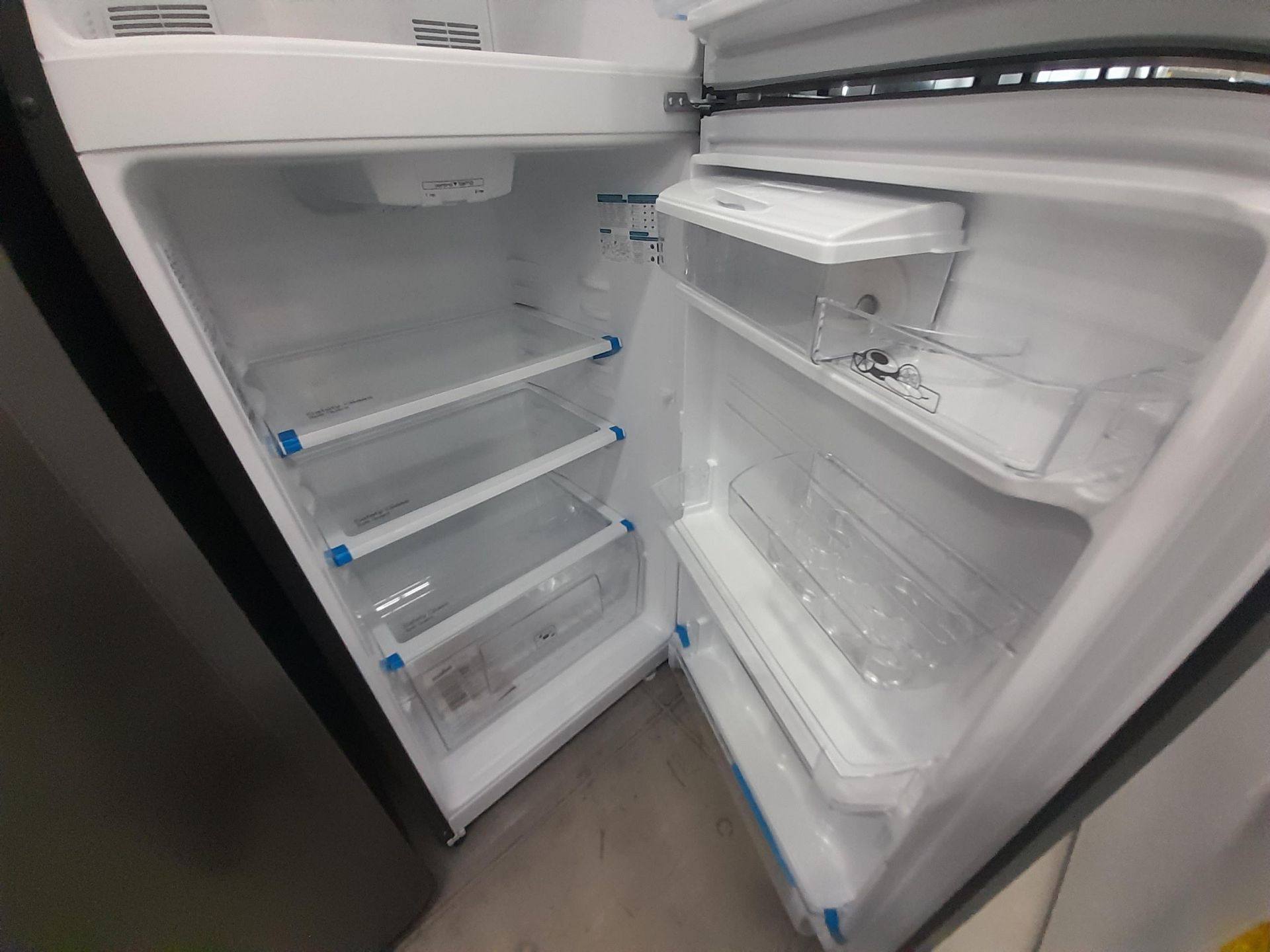 Lote de 2 Refrigeradores contiene: 1 Refrigerador con dispensador de agua Marca MABE, Modelo RM - Image 5 of 8