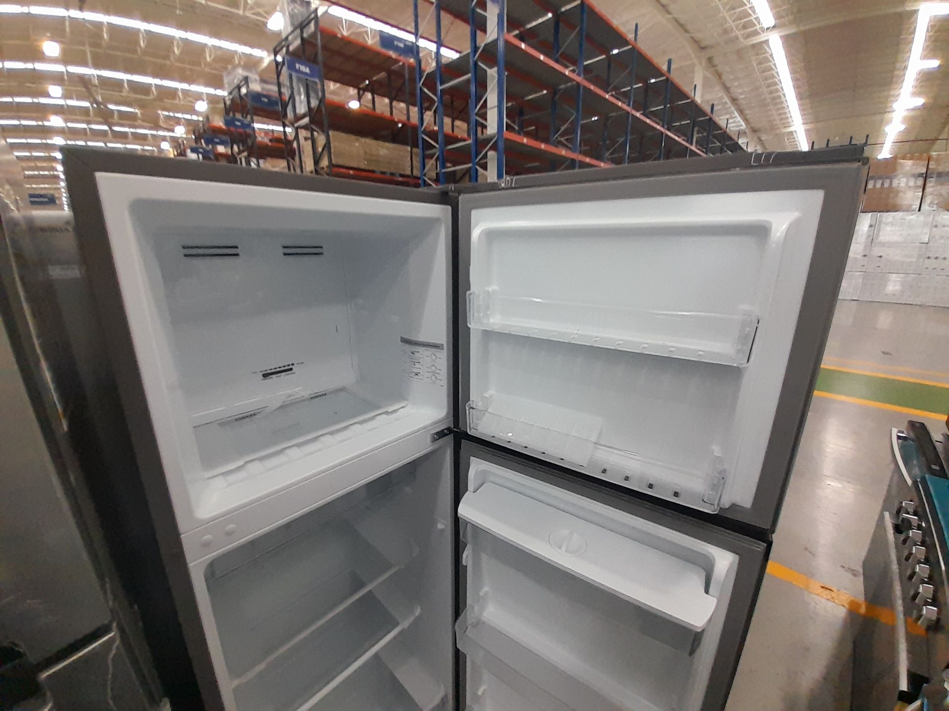 Lote de 2 Refrigeradores contiene: 1 Refrigerador con dispensador de agua Marca HISENSE, Modelo - Image 4 of 7