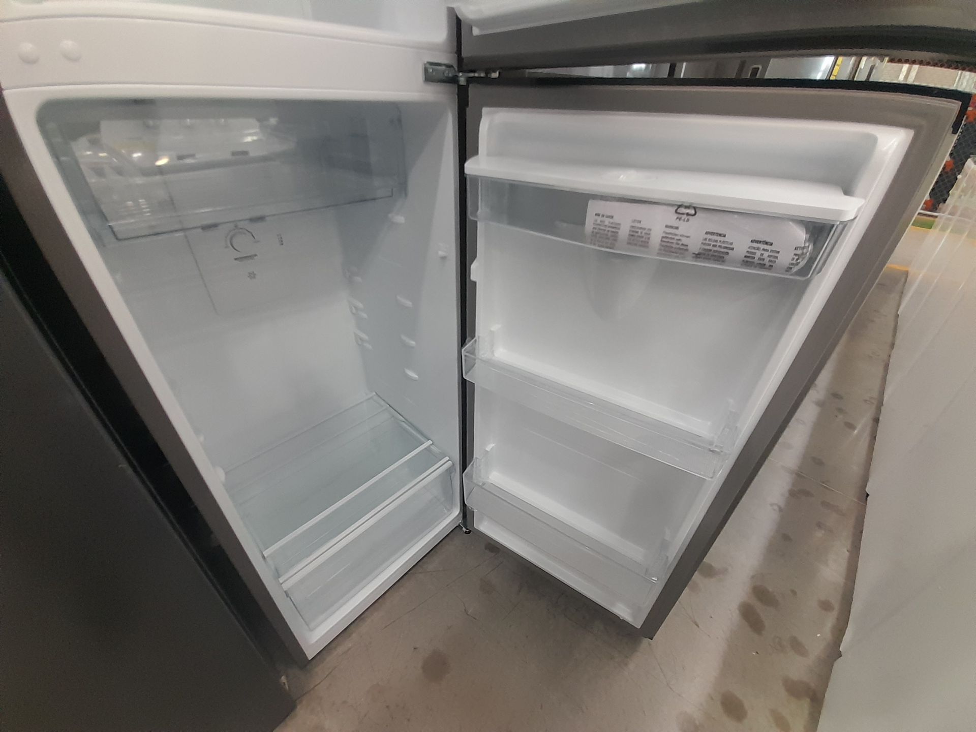 Lote de 2 refrigeradores contiene: 1 Refrigerador Marca WINIA, Modelo WRT9000AMMX, Color GRIS; - Image 7 of 8