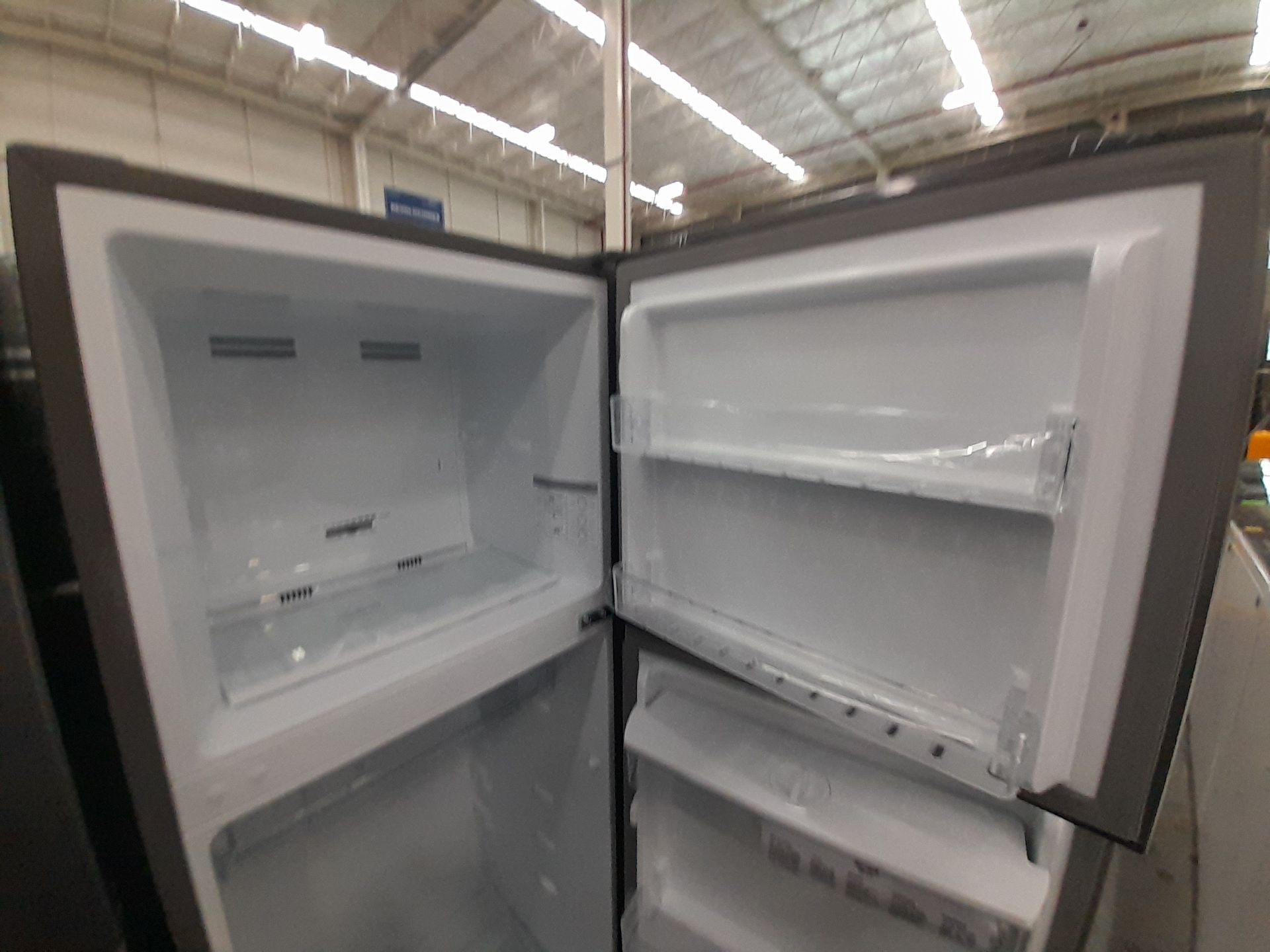 Lote de 2 refrigeradores contiene: 1 Refrigerador Marca WINIA, Modelo WRT9000AMMX, Color GRIS; - Image 6 of 8