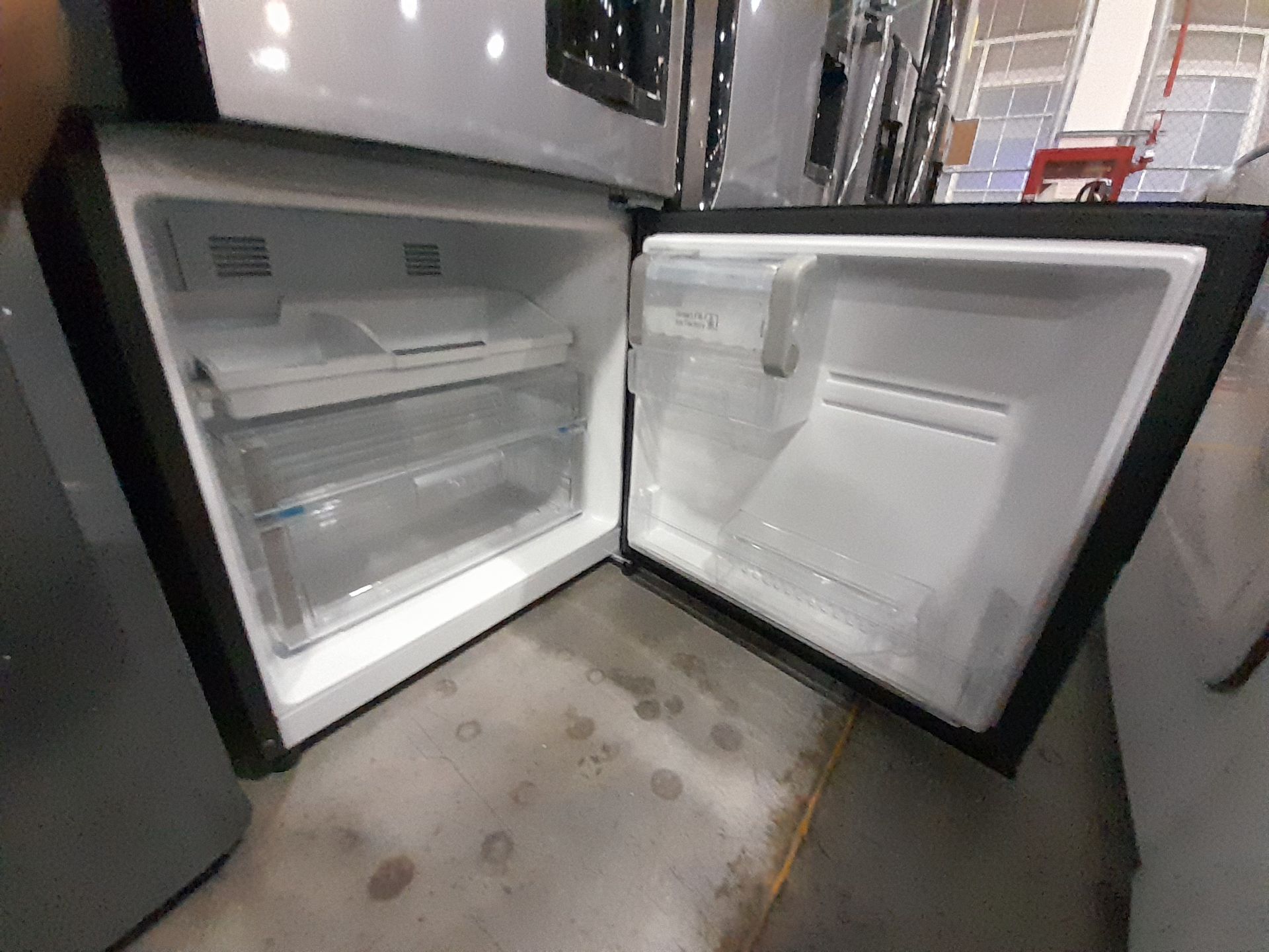 Lote de 2 Refrigeradores contiene: 1 Refrigerador con dispensador de agua Marca MABE, Modelo RM - Image 7 of 9