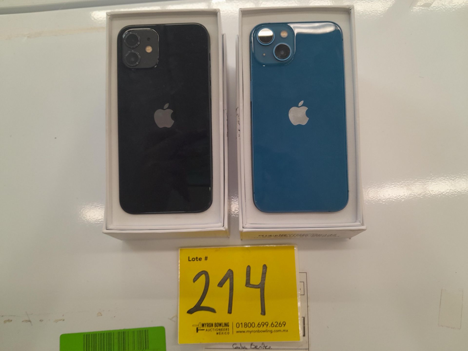 Lote de 2 telefonos contiene: 1 iPhone 13 de 128 GB, Color AZUL (enciende, con cuenta); 1 iPhon - Image 4 of 5