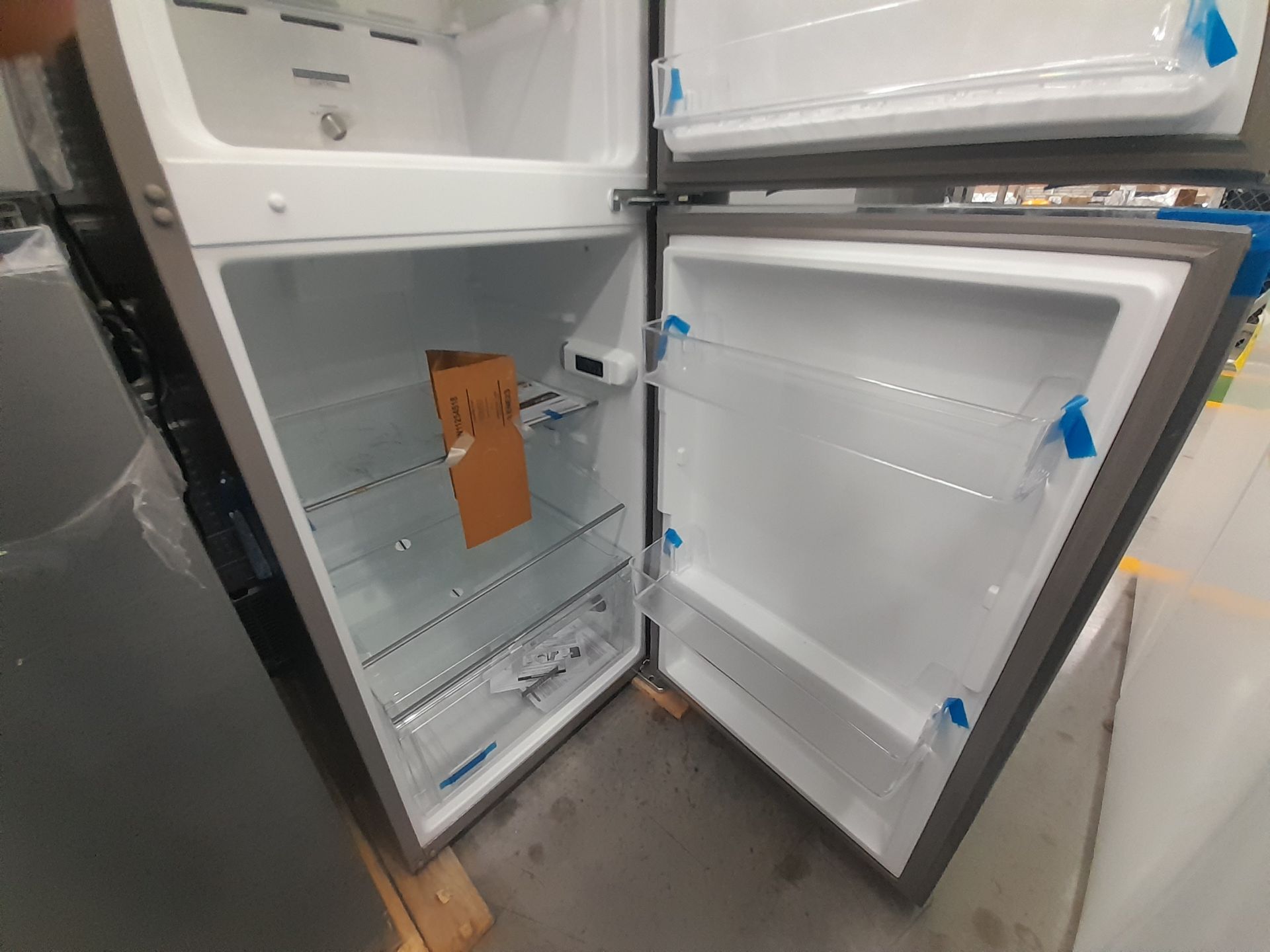 Lote de 2 Refrigeradores contiene: 1 Refrigerador Marca WHIRPOOL, Modelo WT1230K, Color GRIS; 1 - Image 5 of 8
