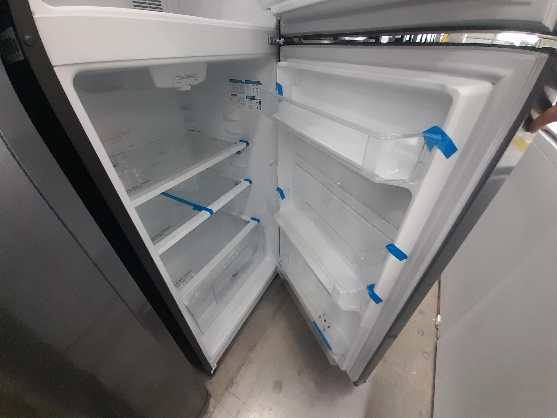 Lote de 2 Refrigeradores contiene: 1 Refrigerador Marca MABE, Modelo RME360FXM, Color GRIS; 1 R - Image 5 of 8