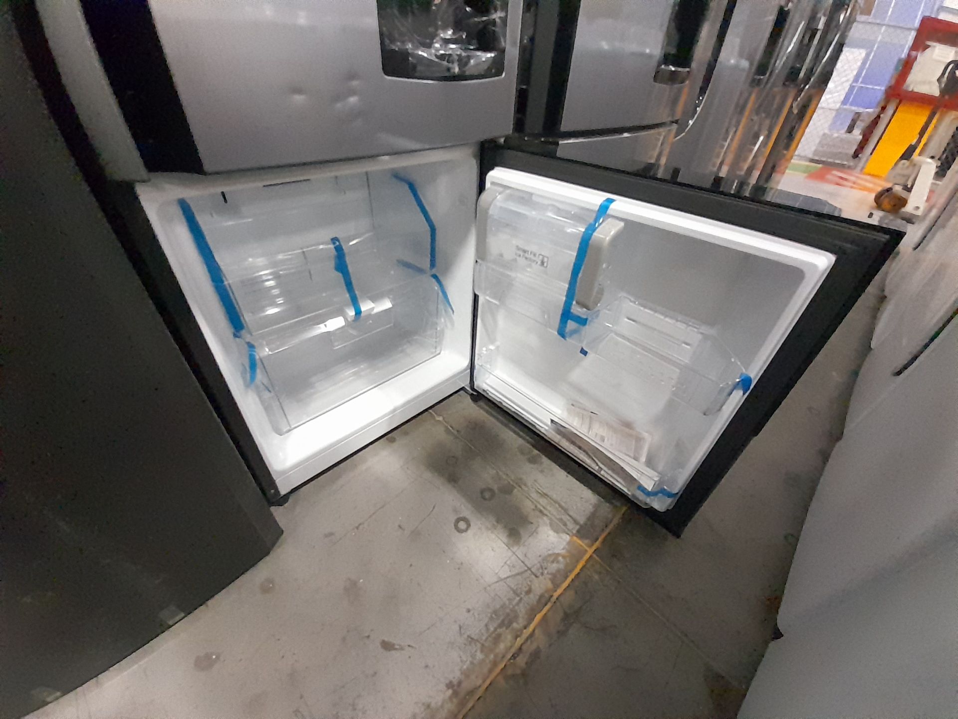 Lote de 2 Refrigeradores contiene: 1 Refrigerador con dispensador de agua Marca MABE, Modelo RM - Image 5 of 9